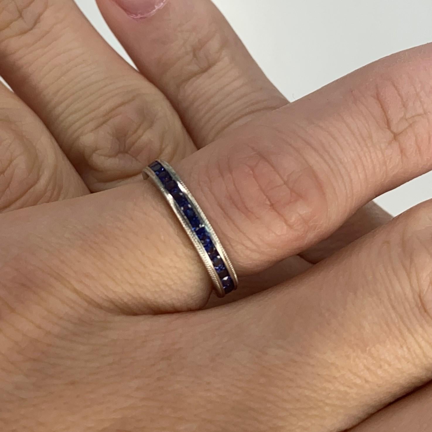 Eternity Band Ring aus 18 Karat Weißgold mit 1,22 Karat lebhaft blauen Saphiren im Angebot 1