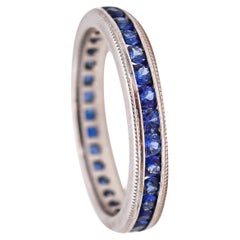 Bague à anneau d'éternité en or blanc 18 carats avec 1,22 carat de saphirs bleu vif