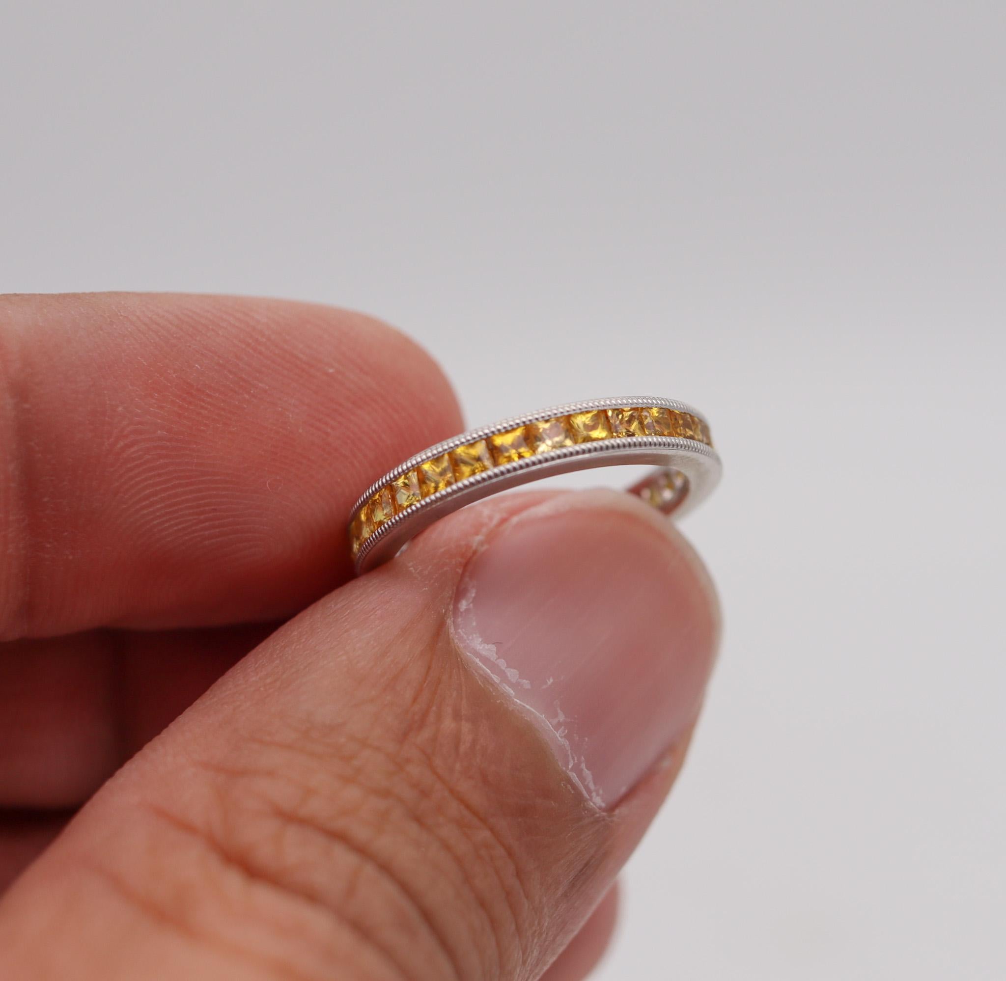 Eternity-Ring aus 18 Karat Weißgold mit 3,45 Karat natürlichen gelben Saphiren (Carréschliff) im Angebot
