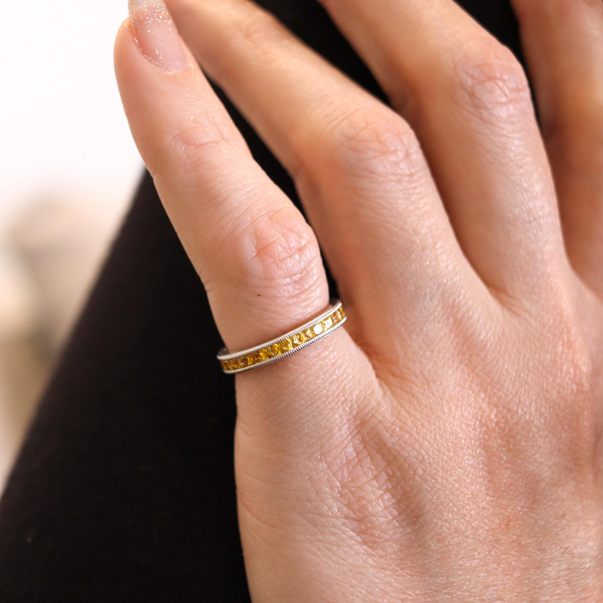 Eternity-Ring aus 18 Karat Weißgold mit 3,45 Karat natürlichen gelben Saphiren im Zustand „Hervorragend“ im Angebot in Miami, FL