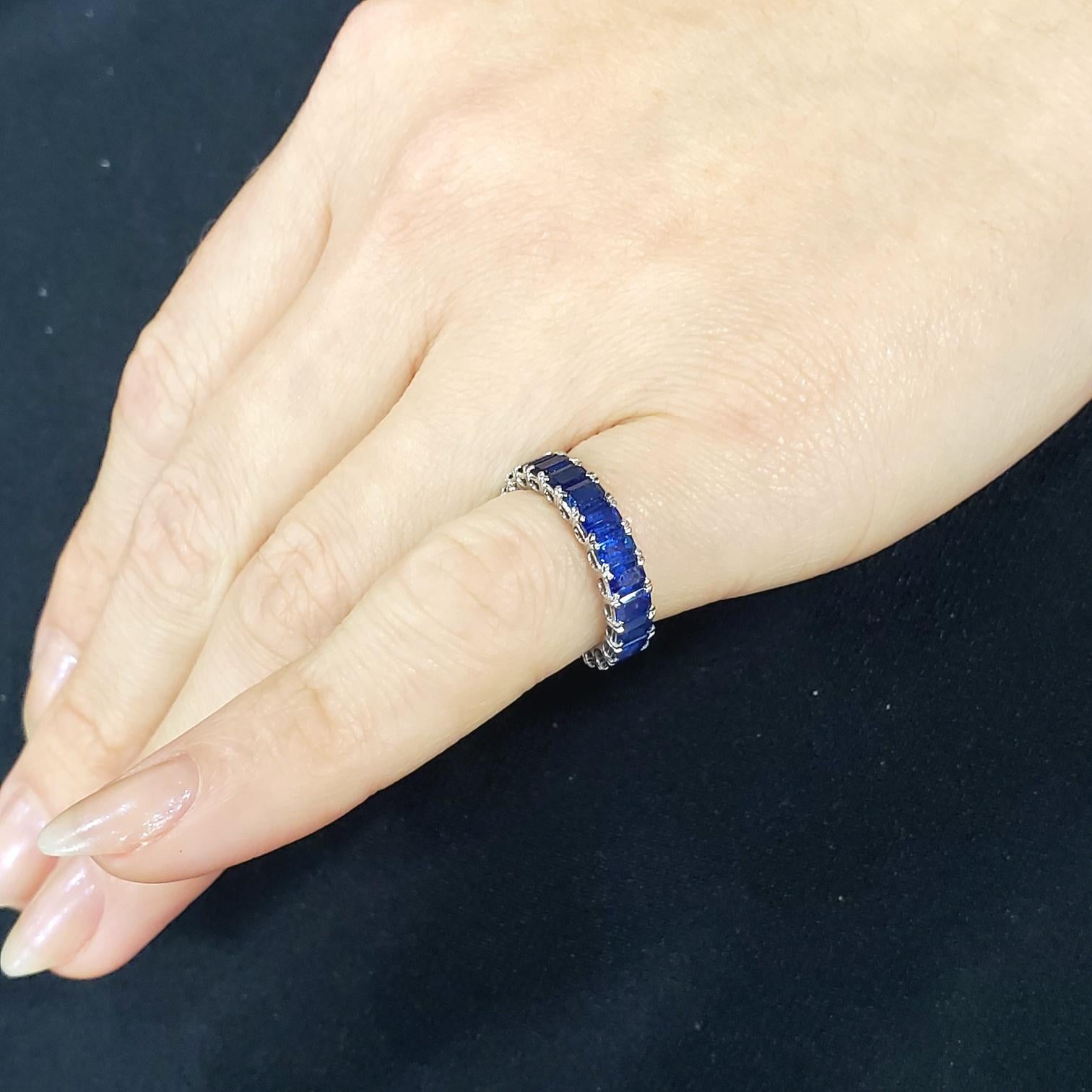 Eternity Band Ring in 18Kt White Gold with 5.58 Cts in Vivid Blue Sapphires In Excellent Condition For Sale In Miami, FL