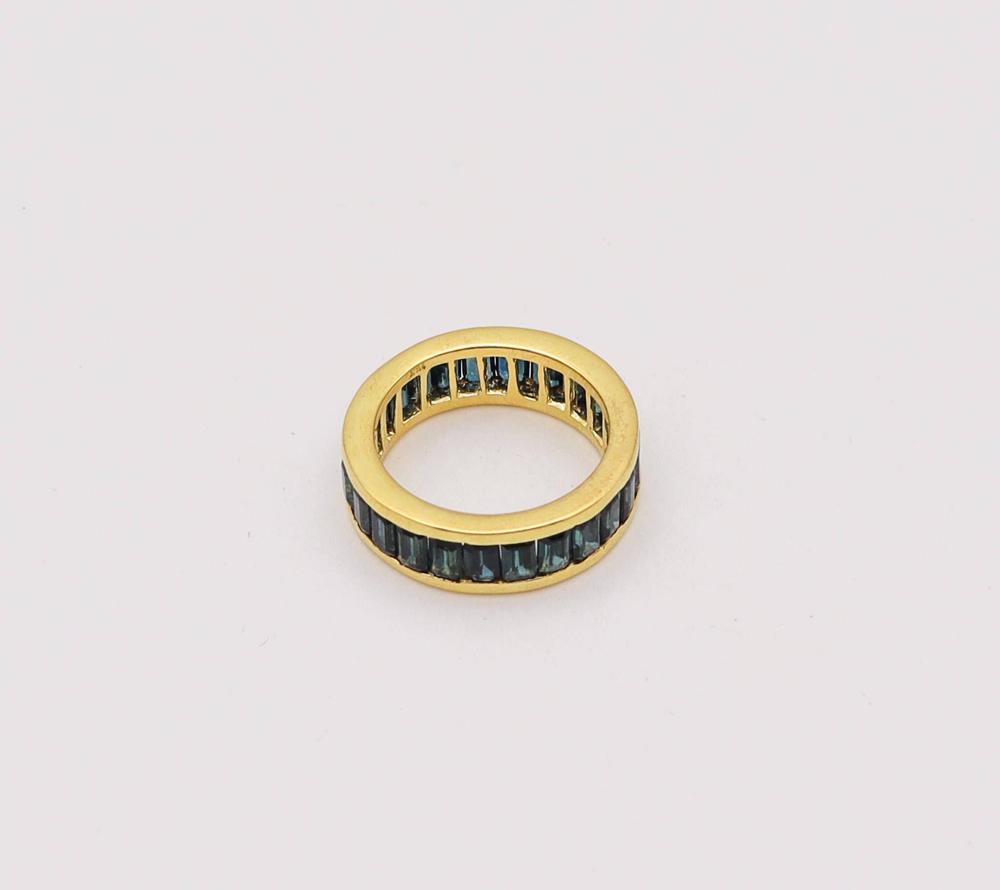 Eternity-Ring aus 18 Karat Weißgold mit 7,24 Karat natürlichen blauen Saphiren (Moderne) im Angebot
