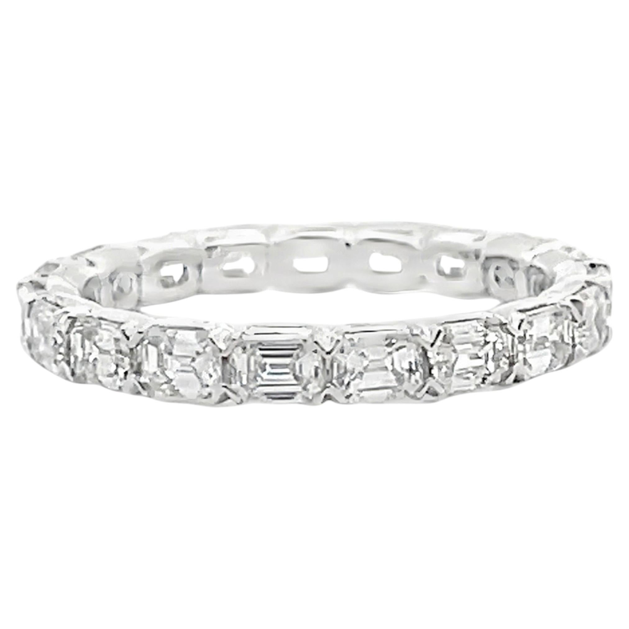 Bague « Eternity Band » sertie de diamants taille émeraude de 1,98 carat, en or blanc 18 carats en vente