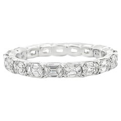 Anillo de banda «Eternity» con diamantes de talla esmeralda de 1,98 quilates en oro blanco de 18 quilates