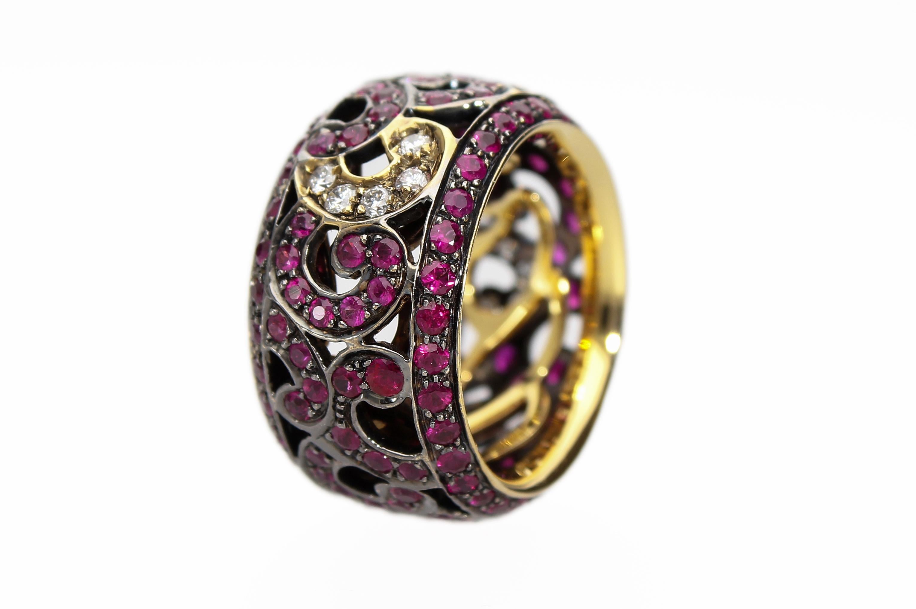 Anello a fascia per l'eternità con 4,13 carati di rubini e 0,25 carati di diamanti. Prodotto in Italia in vendita 4