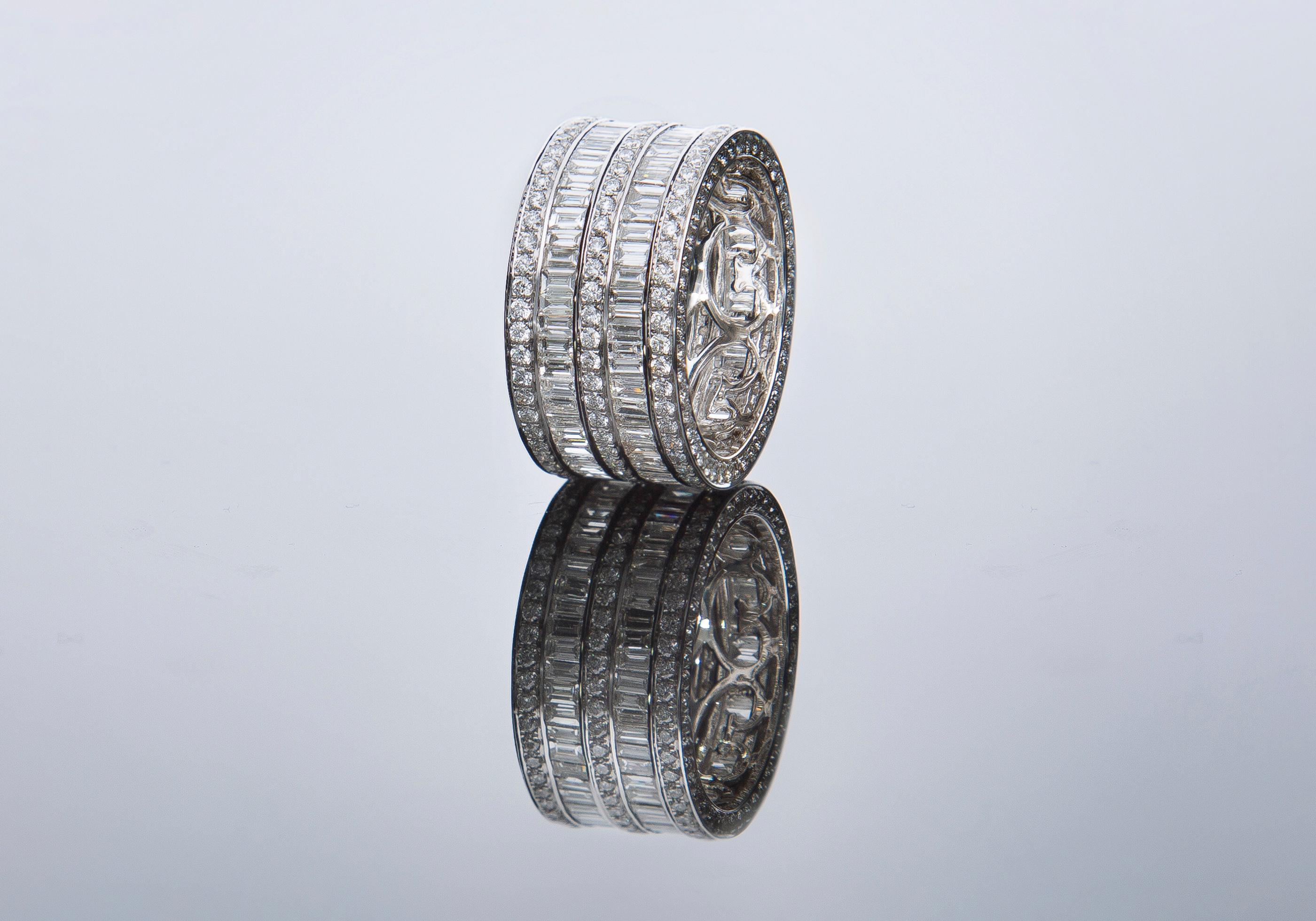 Bague d'éternité avec 4,11 carats de diamants taille brillant et baguette.  en vente 2