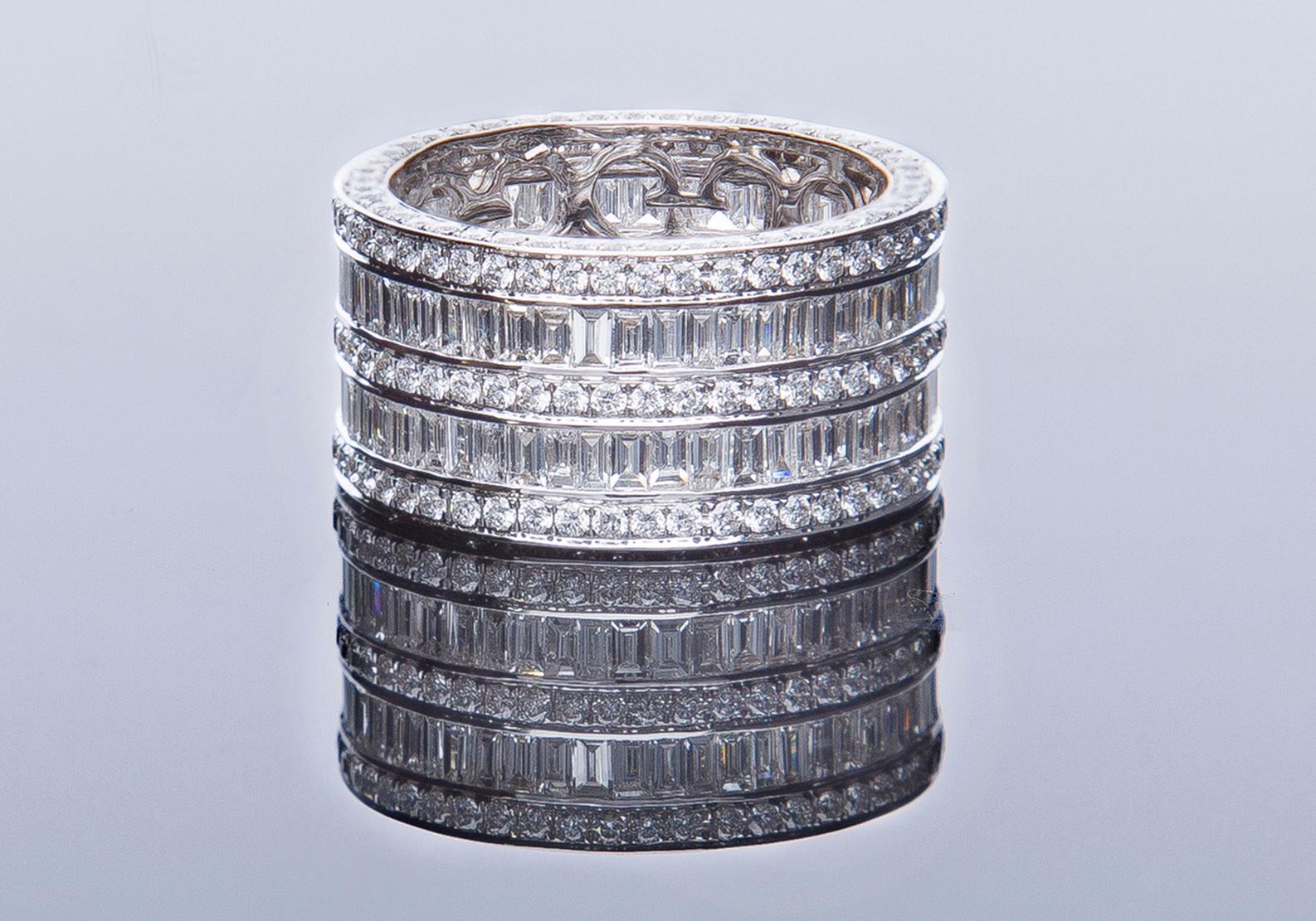 Bague d'éternité avec 4,11 carats de diamants taille brillant et baguette.  Pour femmes en vente
