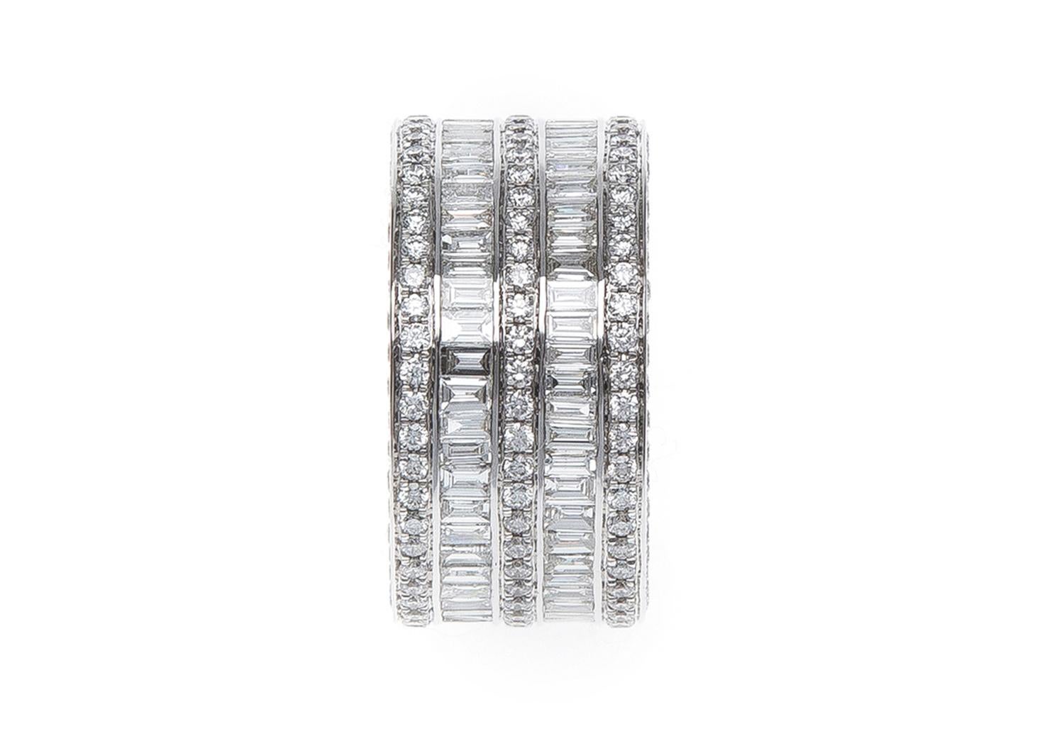 Bague d'éternité avec 4,11 carats de diamants taille brillant et baguette.  Neuf - En vente à Rome, IT