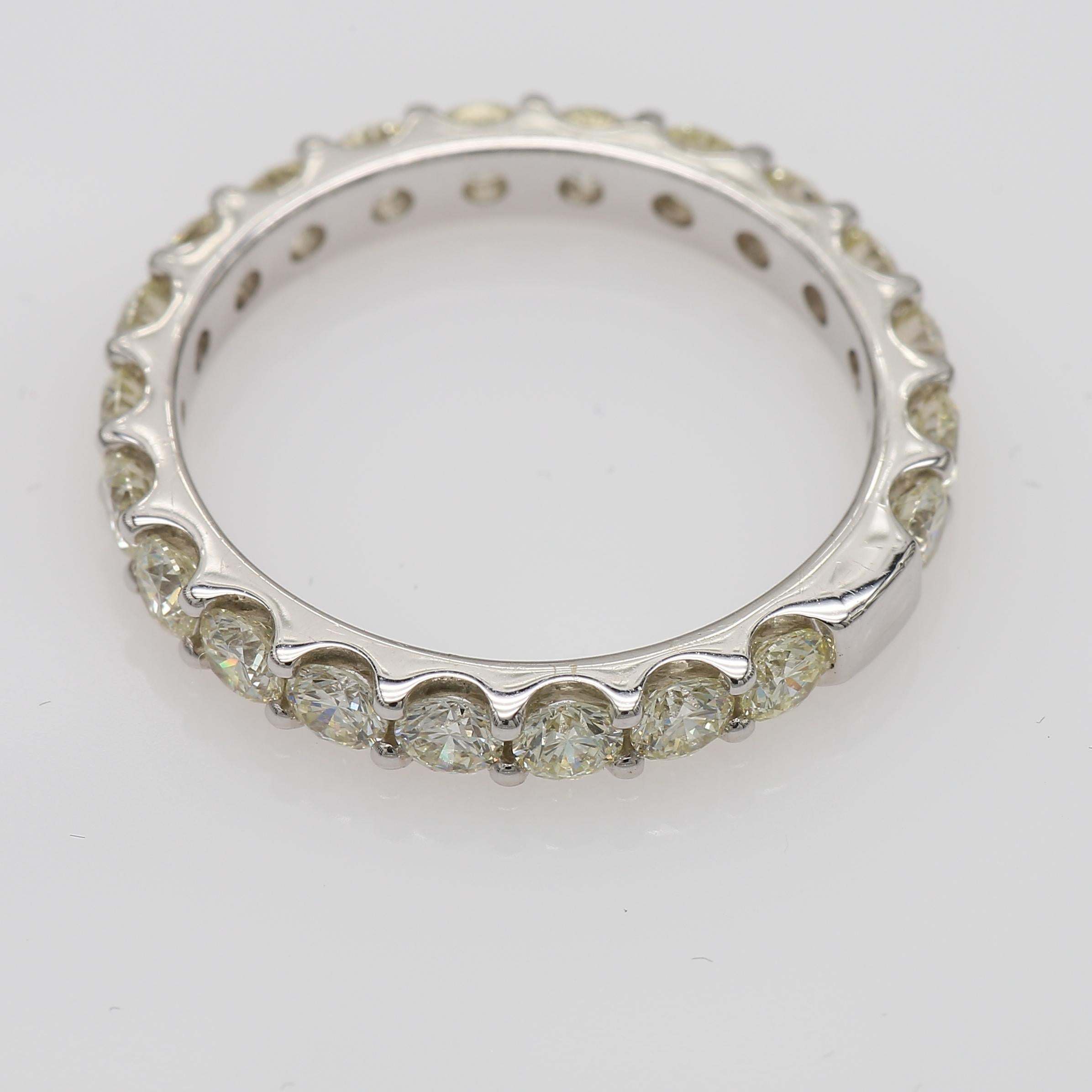 Eternity Band Ring with Round Diamonds 1.72 Carat in White Gold In New Condition For Sale In Ramat Gan, IL