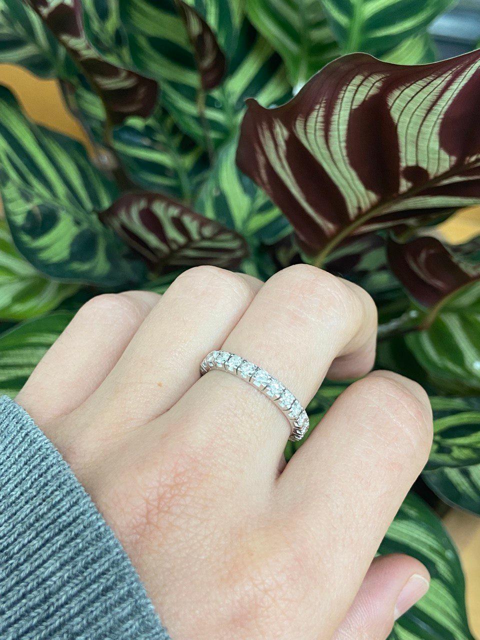 Eternity-Ring aus 18 Karat Weißgold mit runden Diamanten 1,90 Karat im Angebot 2