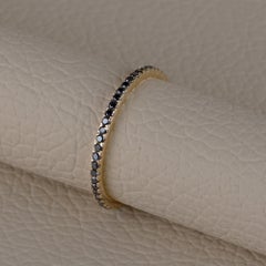 Anillo delicado apilable «Eternity Band» de oro amarillo macizo de 14k con diamante negro
