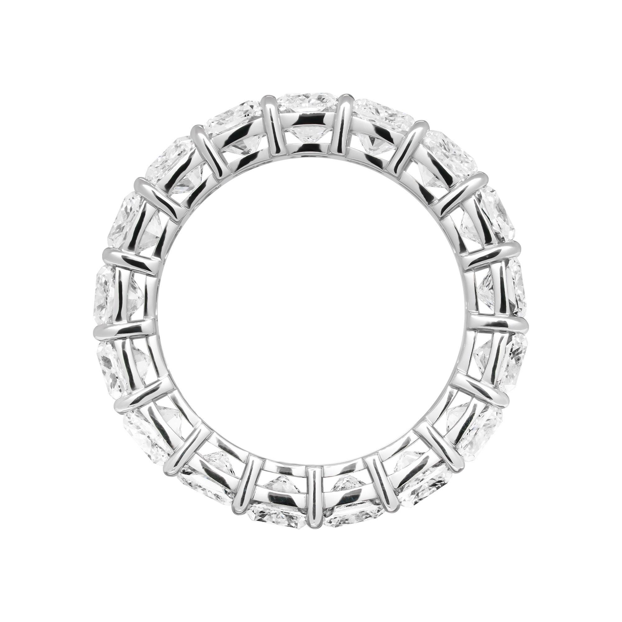 Anillo de eternidad con diamantes talla cojín de 6,15 quilates Corte cojín en venta