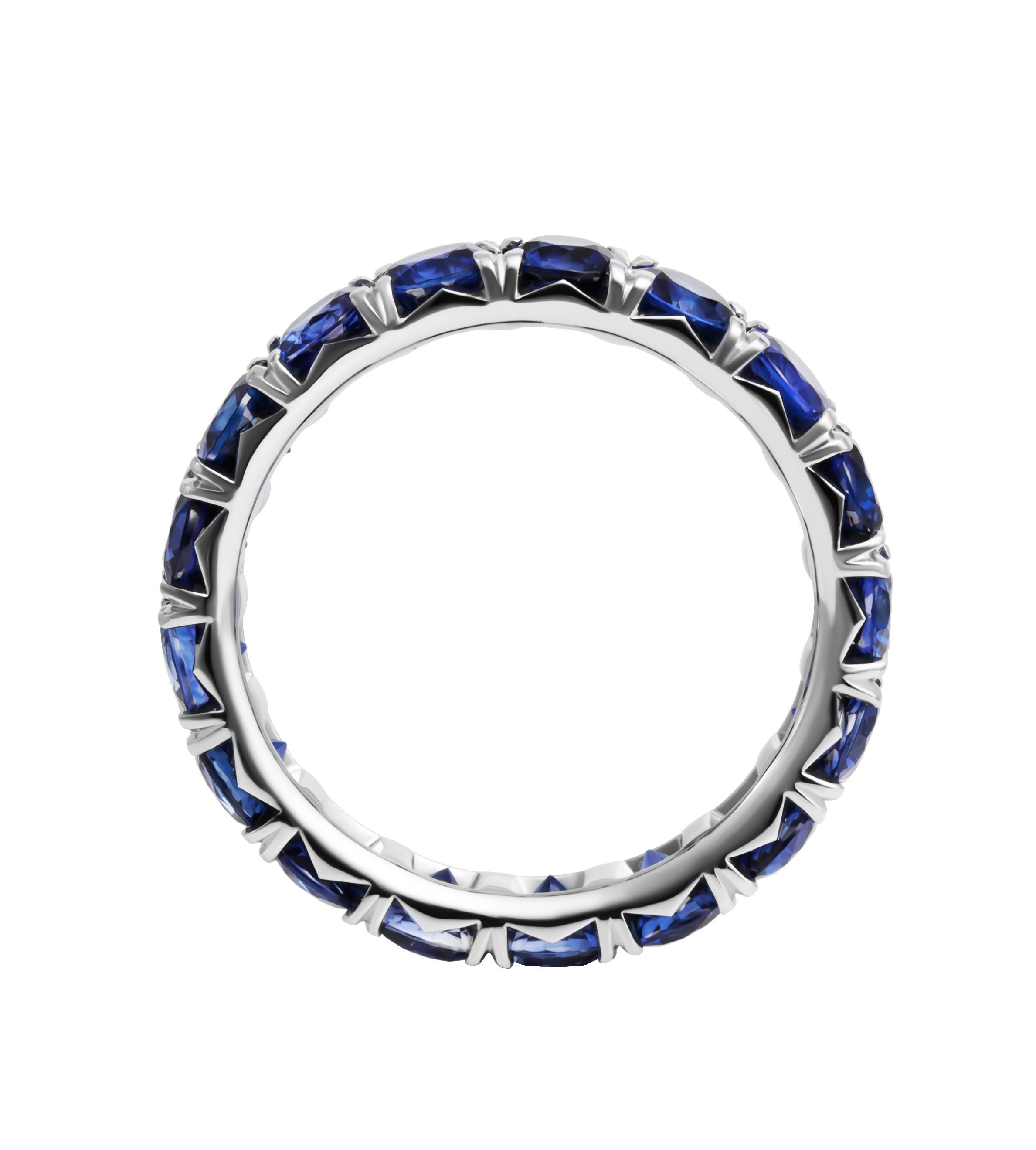 Fascia a eternità con zaffiri blu 
Montato in Platino 
4,0 mm ciascuno (0,27pts ciascuno) per un totale di 4,87ct
Dimensione: 7.25