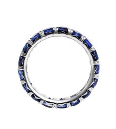 Anillo de eternidad con zafiros azules