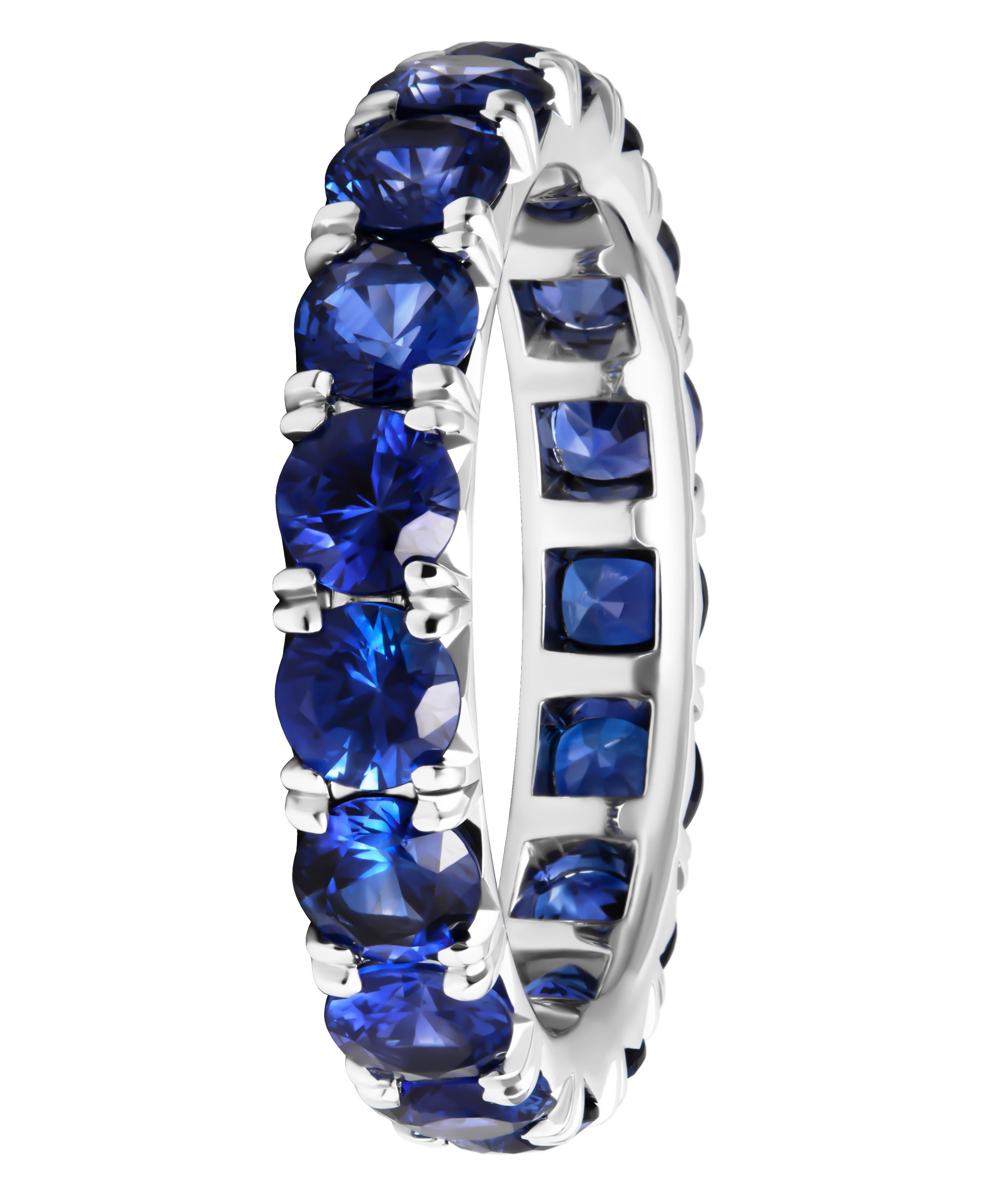 Taglio rotondo Fascia a eternità con zaffiri blu in vendita