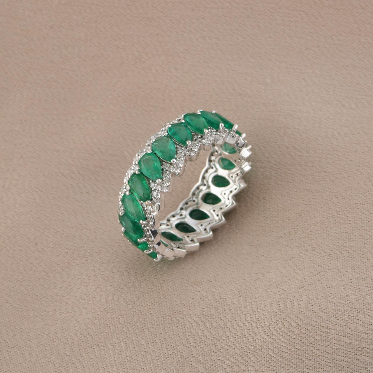 Eternity band in 18k gold with pear cut emeralds and round brilliant cut diamonds 💎, about total ct 4,50.  
Current size 54.
