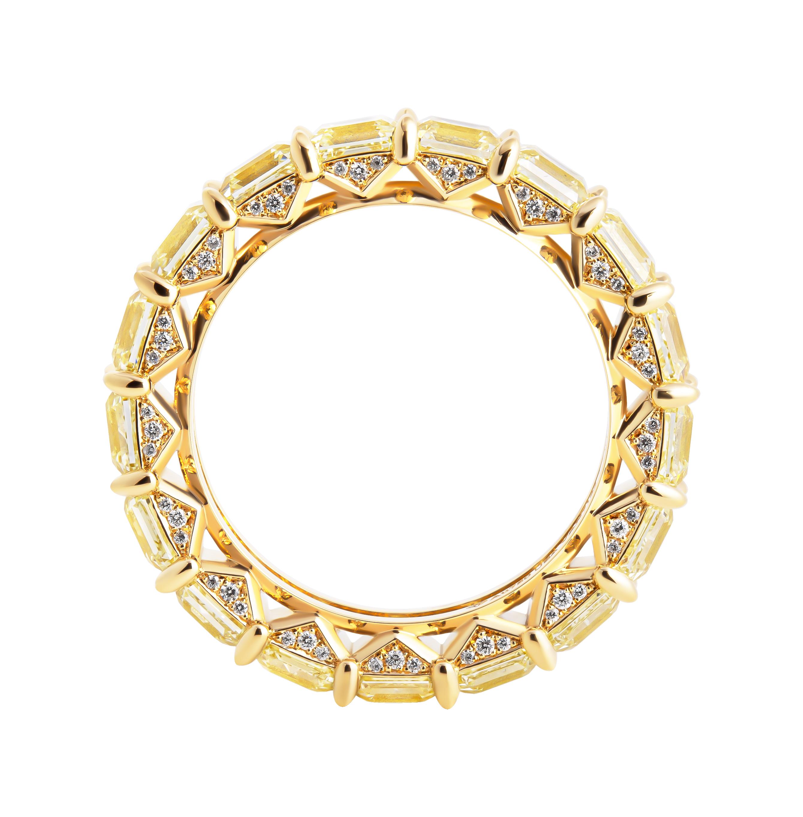 Eternity Band with Fancy Yellow Asscher Cut Diamonds 7.73ct In New Condition For Sale In New York, NY