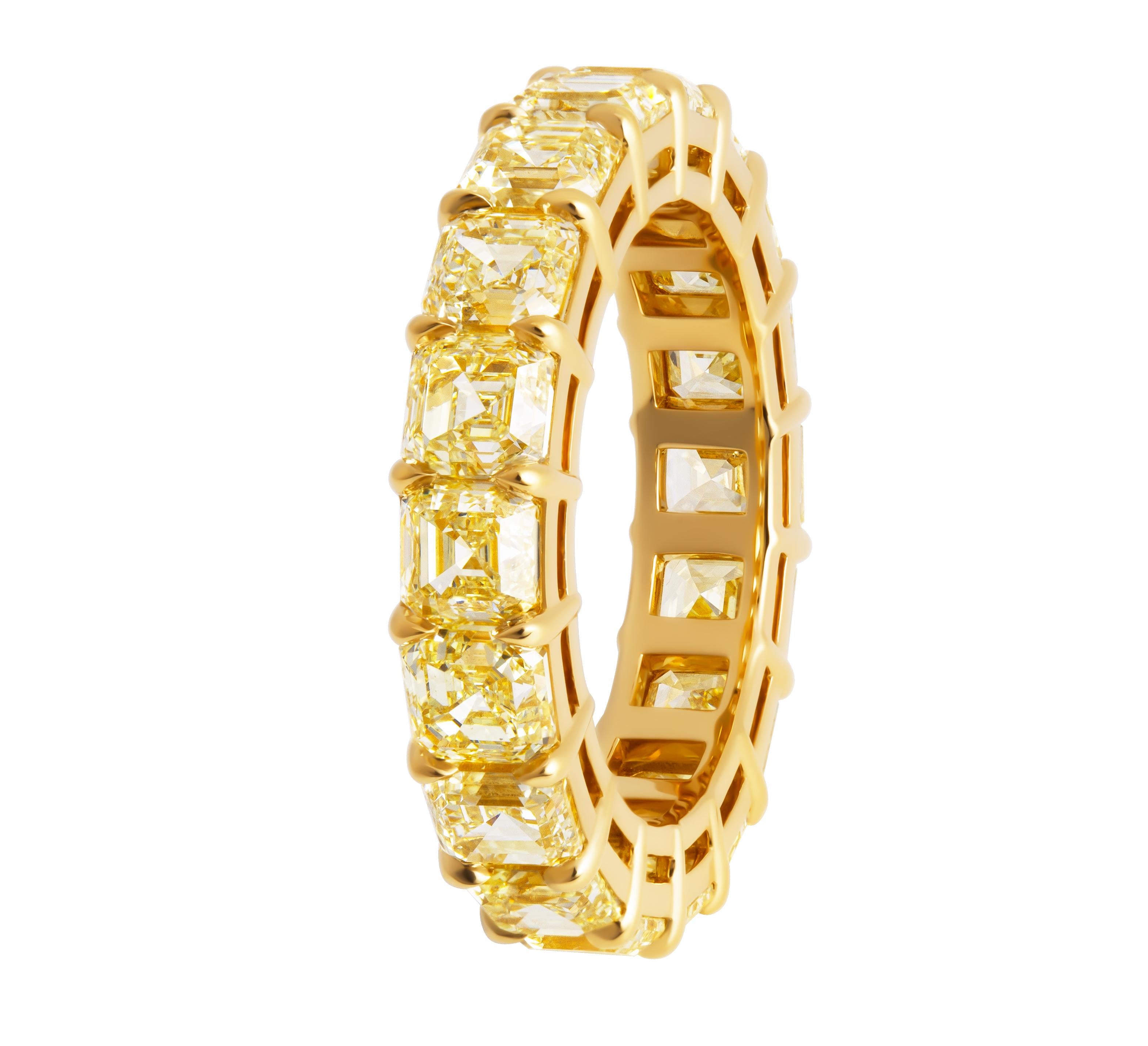 Anillo de eternidad con talla Asschers Amarillo Fantasía en oro amarillo de 18 quilates 
18 piedras en total: 7,74ct
 0,43 ct c/u
 Talla:6