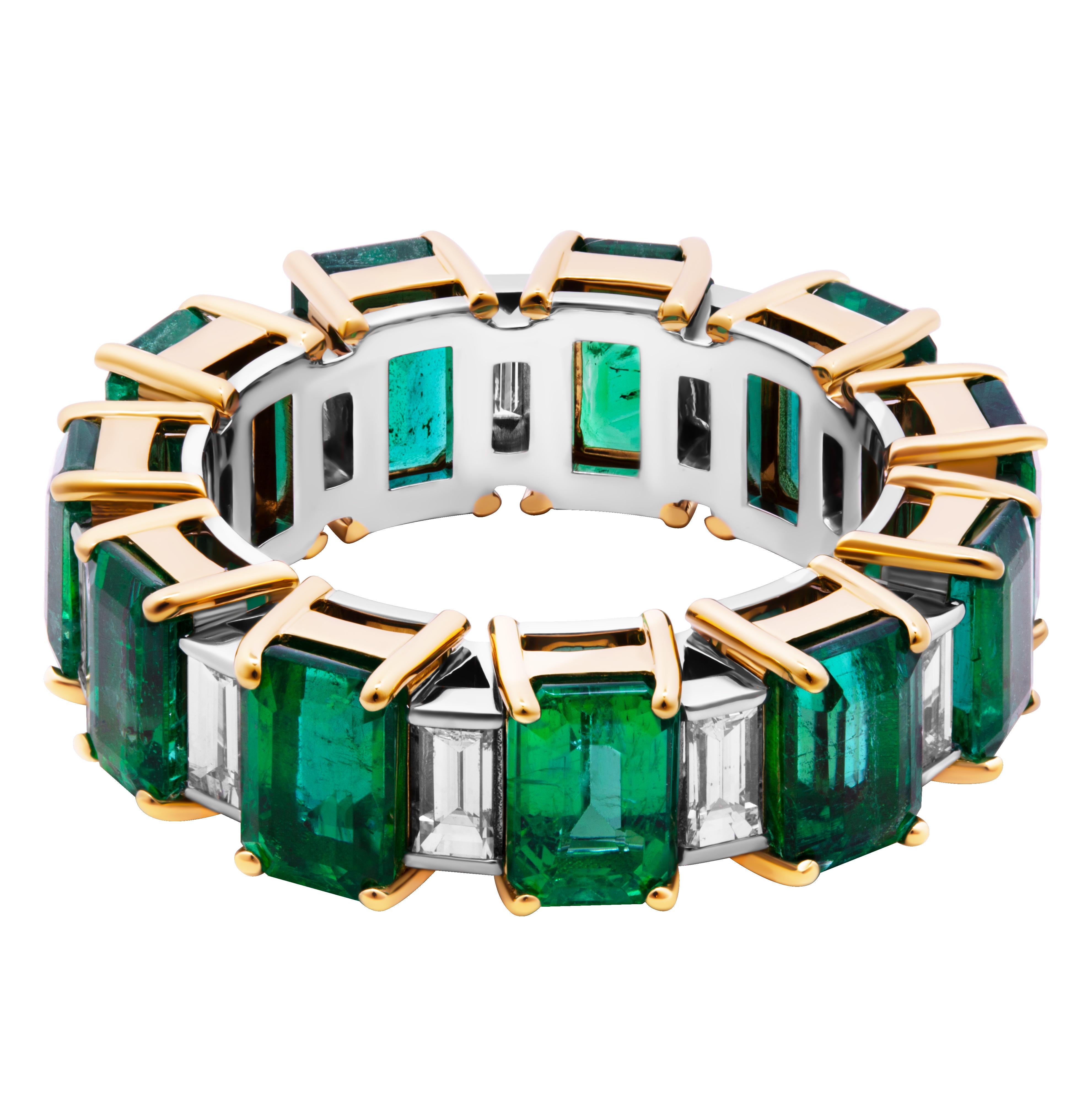 Moderno Fedina Eternity con smeraldi verdi e diamanti in vendita