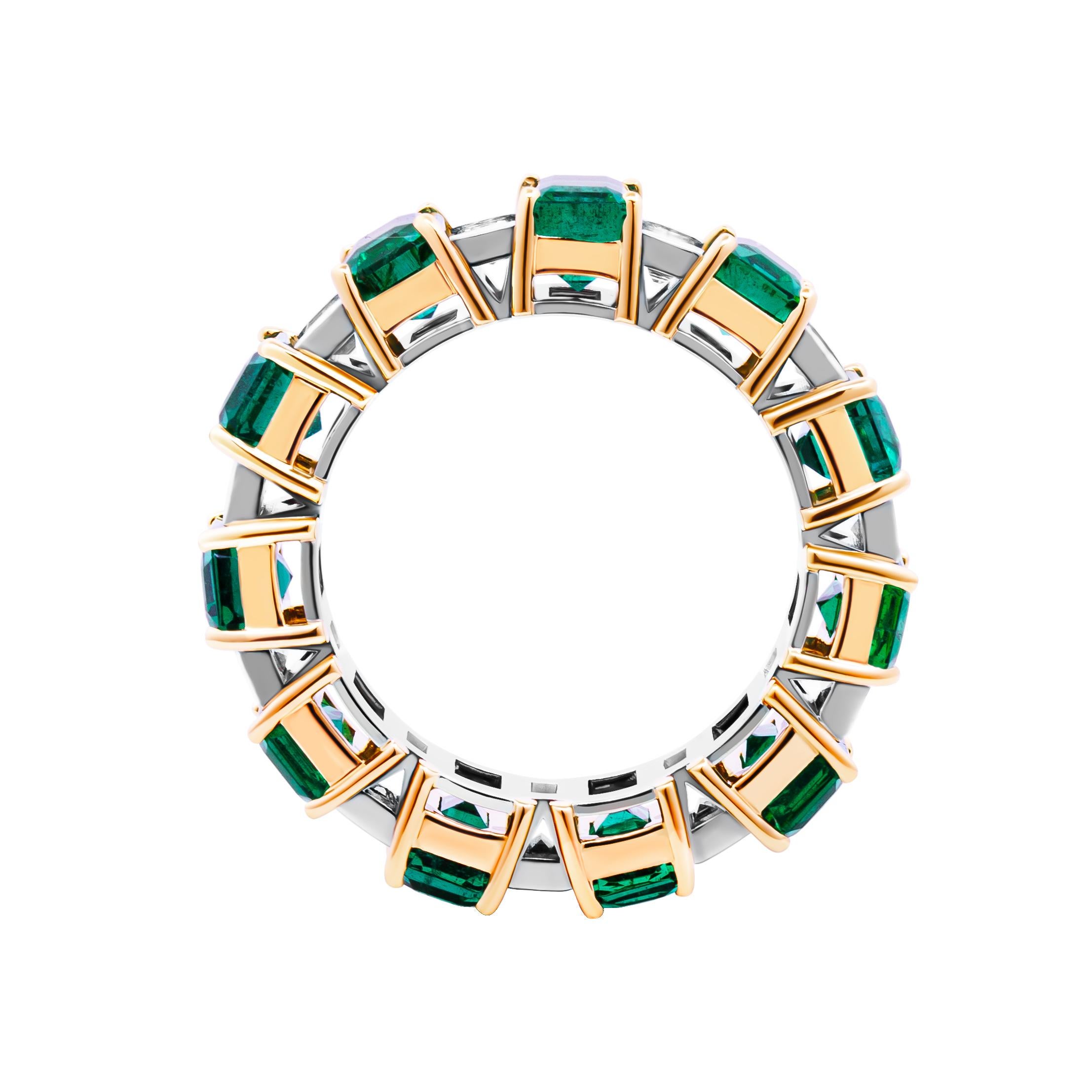 Taglio smeraldo Fedina Eternity con smeraldi verdi e diamanti in vendita