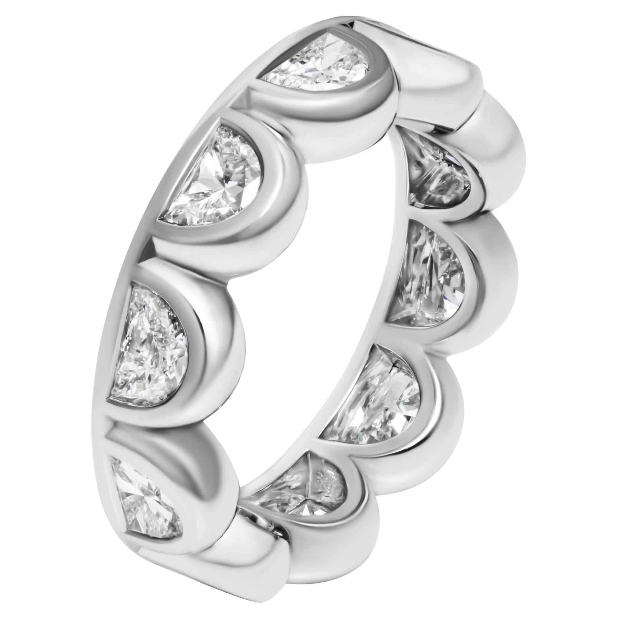 Fascia a eternità con diamanti a mezza luna in mezzo castone
 In Platino
 Dimensione: 5.5
 Mezze lune 10 pietre per un totale di 1,92ct