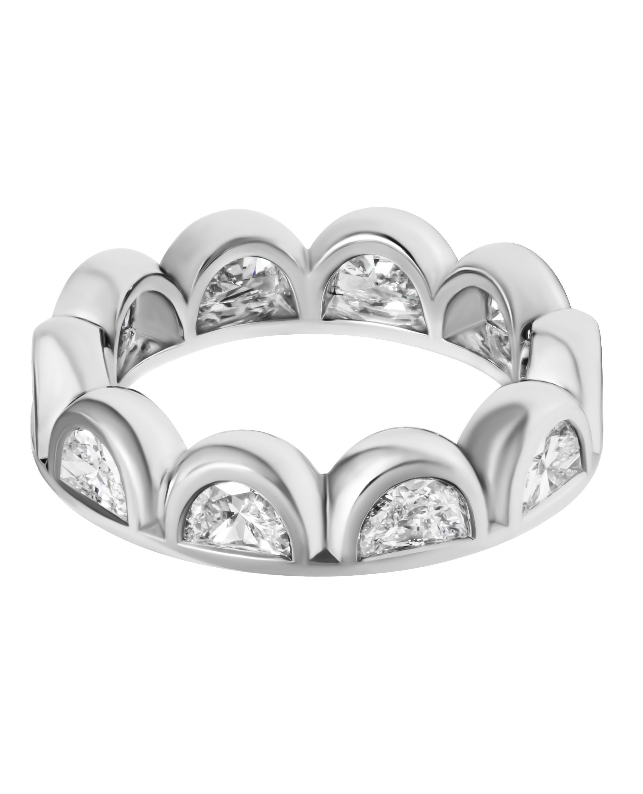 Moderno Fascia a eternità con diamanti a mezza luna in vendita