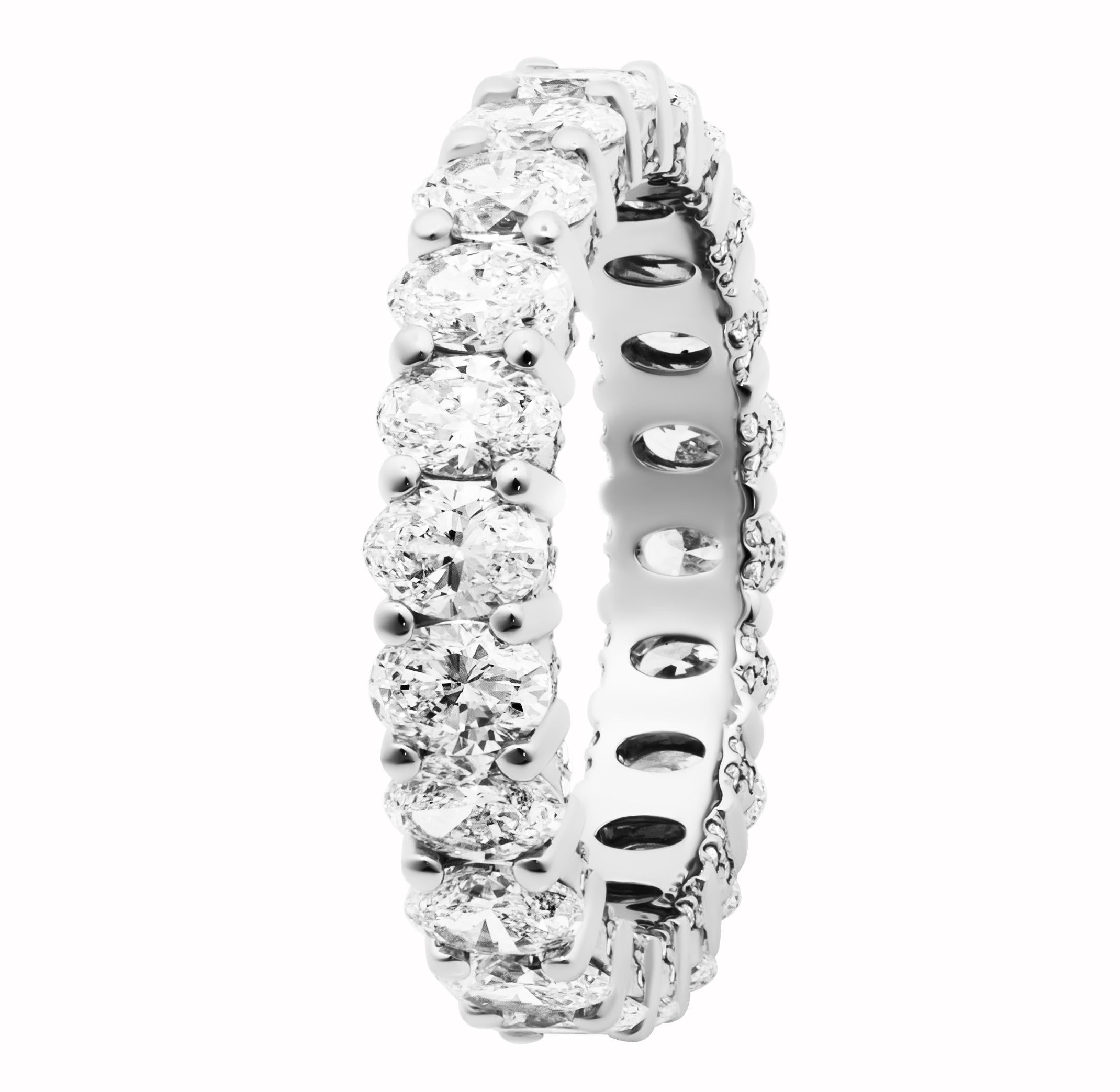 Fascia a eternità con diamanti ovali da 0,12 carati ciascuno
In 950PT 
Dimensioni: 4,75
22 ovali per un totale di 2,82ct 
Incrostato di pavé per un totale di 2,95CT