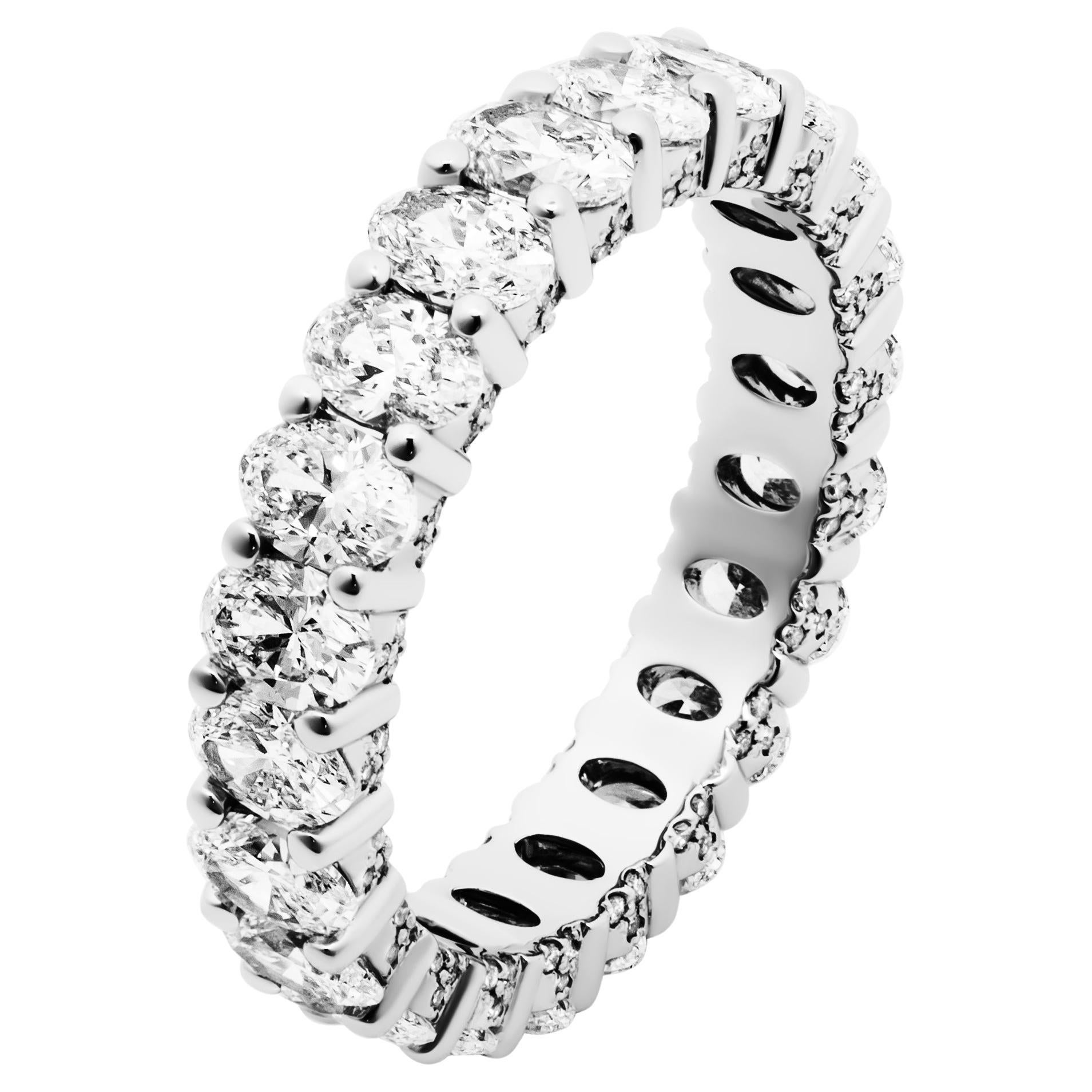 Anillo de eternidad con diamantes ovales de 0,12 ct cada uno