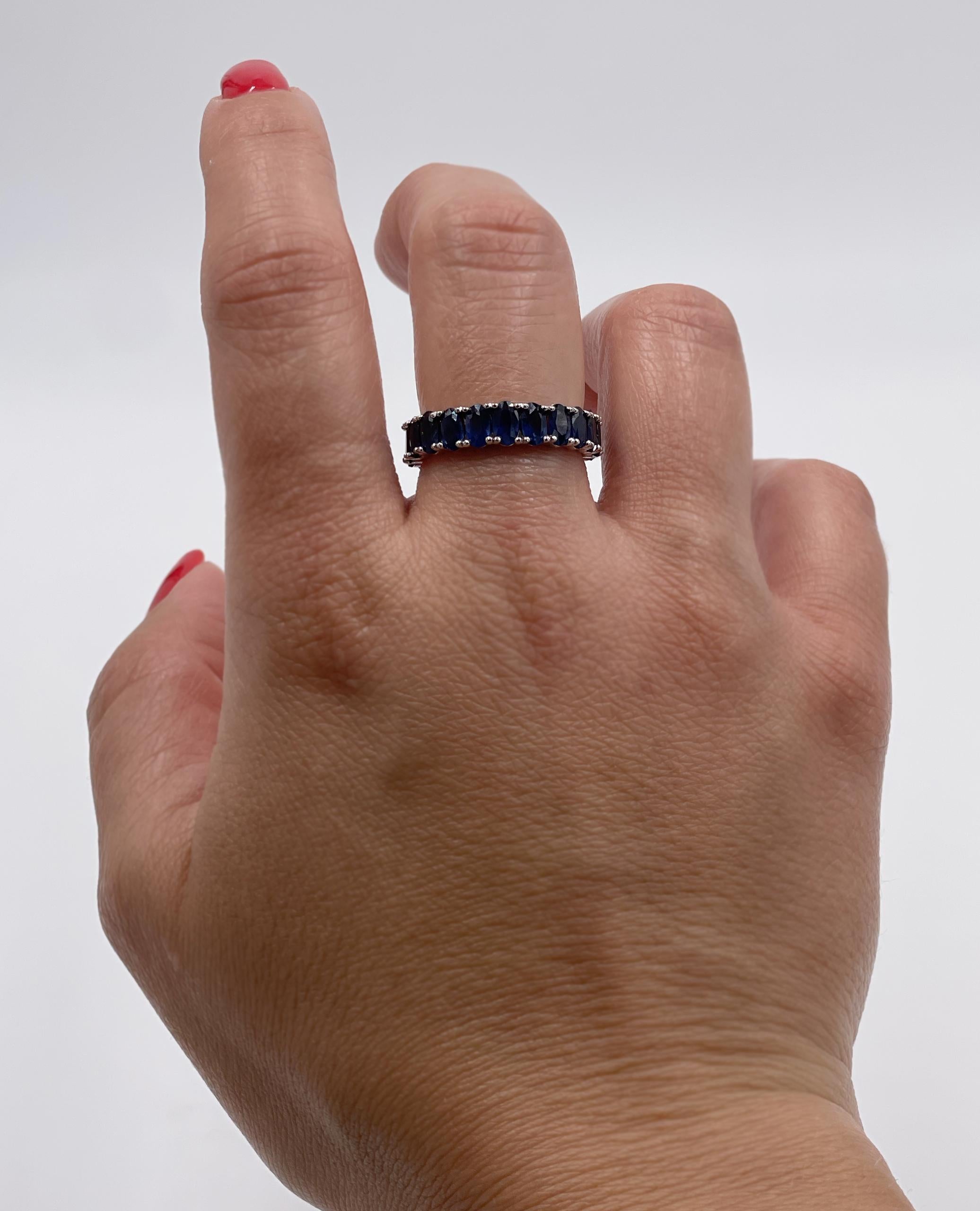 14K Weißgold Ewigkeitsring mit 20 ovalen blauen Saphiren von 5,29 Karat.

* Fingergröße 7
* Jeder Saphir ist etwa 5x3mm groß.
* 5 mm breit