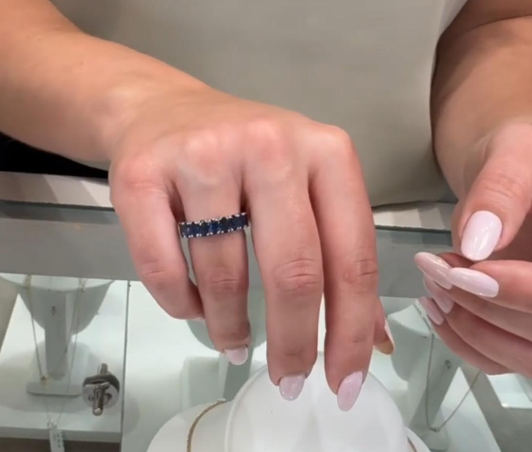 Ewiges Band mit ovalen Saphiren in 14K Weißgold Damen im Angebot