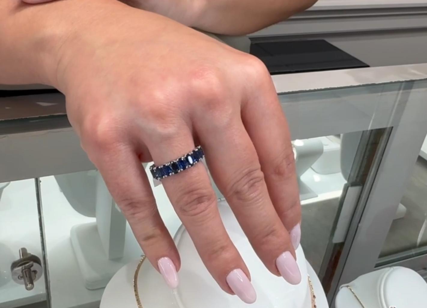 Ewiges Band mit ovalen Saphiren in 14K Weißgold im Angebot 2