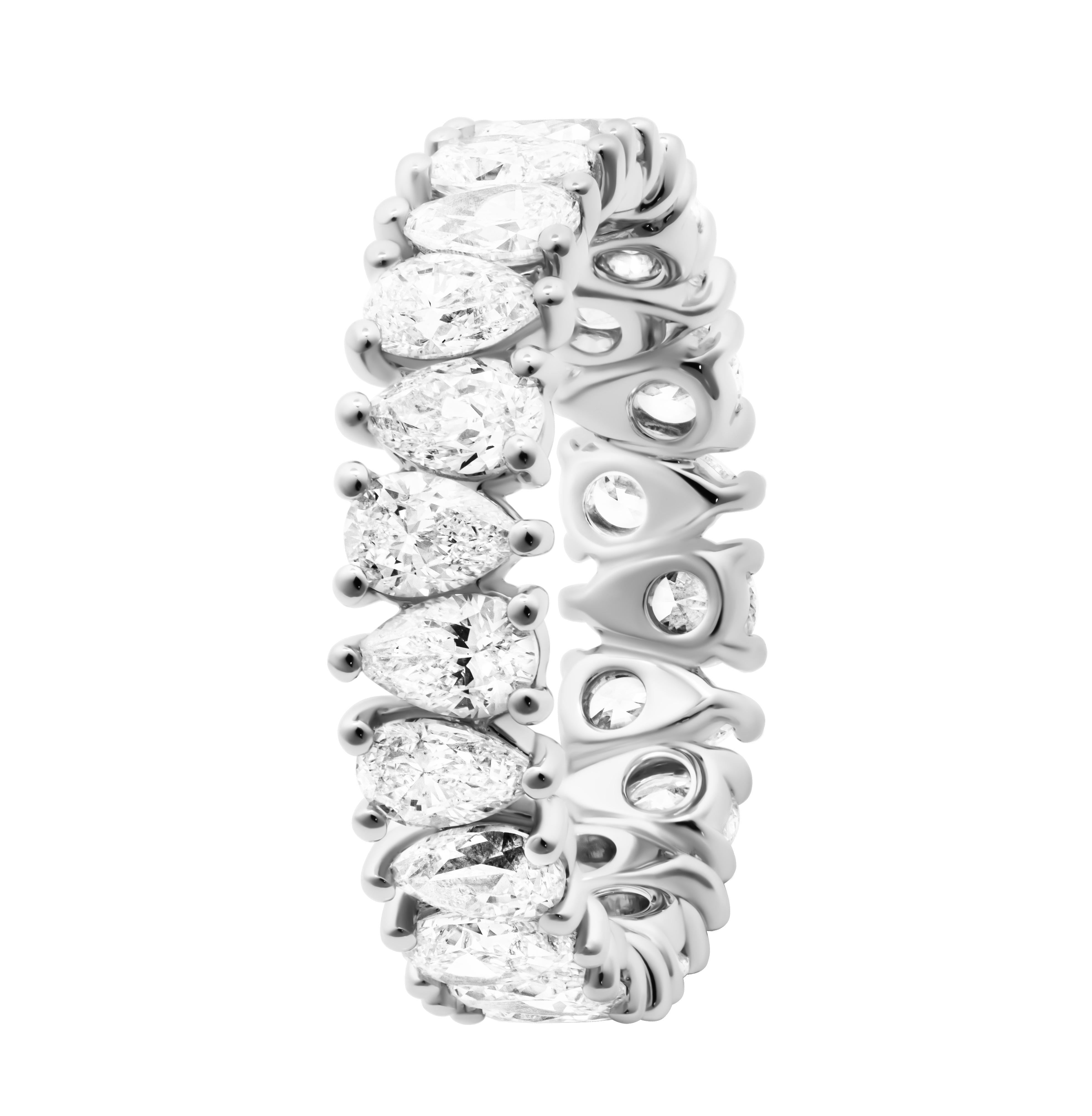 Fascia a eternità con diamanti a forma di pera
Montato in Platino 
Dimensione: 7.50
Forma a pera per un totale di 4,08ct colore F/G e purezza VS
