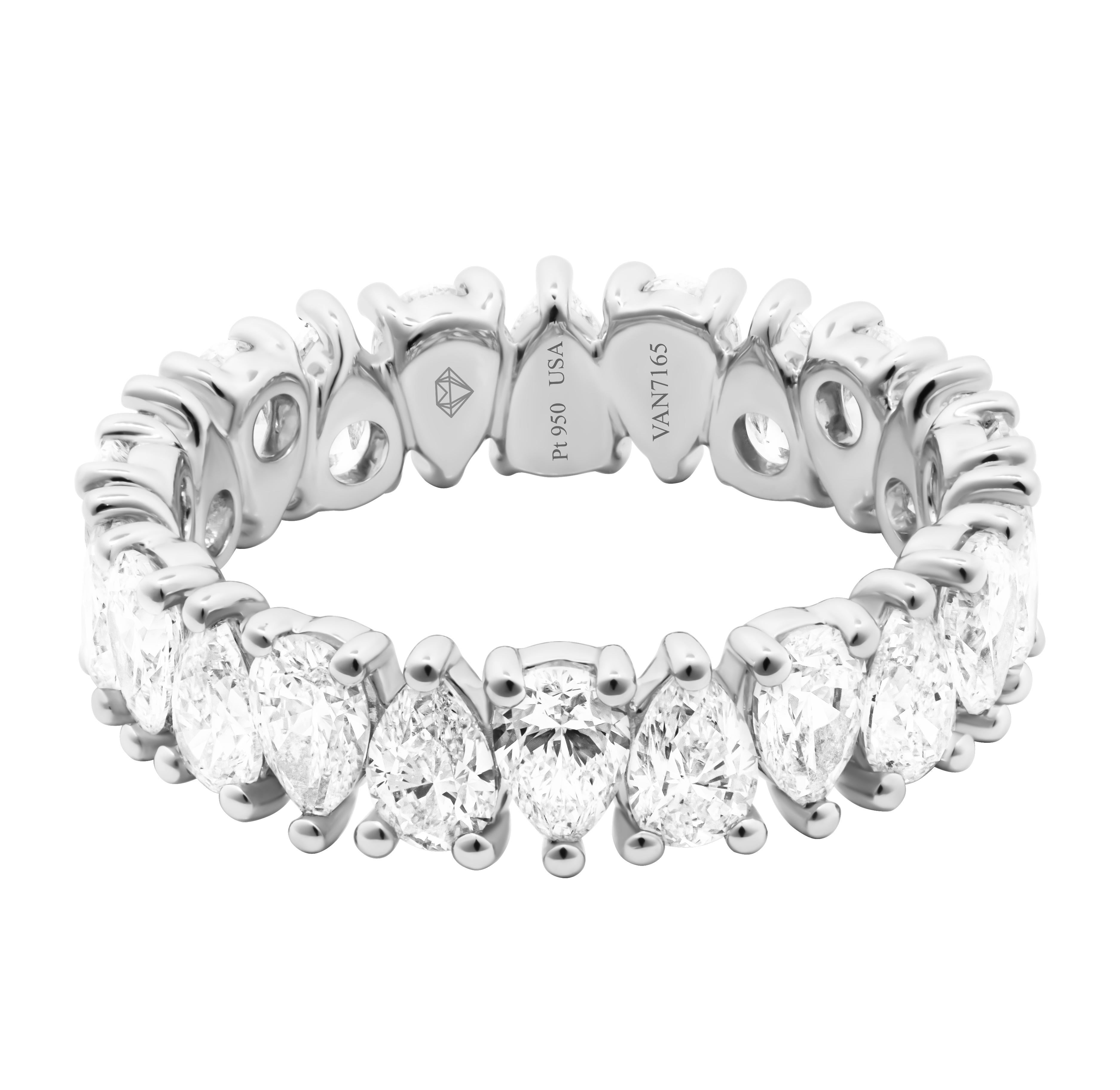 Moderno Fascia a eternità con diamanti a forma di pera in vendita