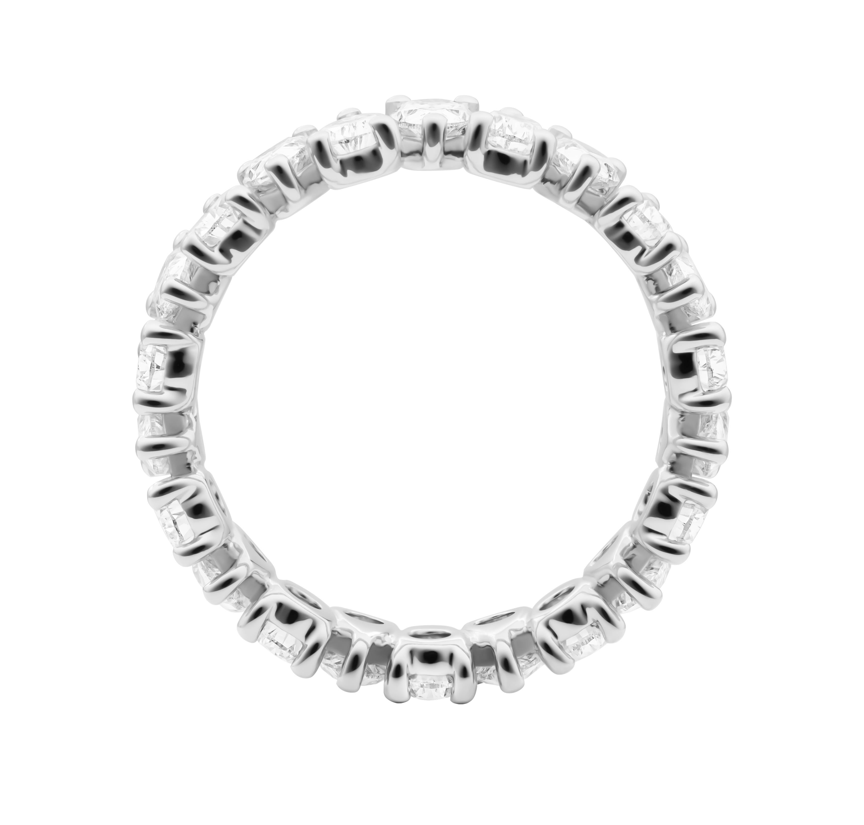 Taglio a goccia Fascia a eternità con diamanti a forma di pera in vendita