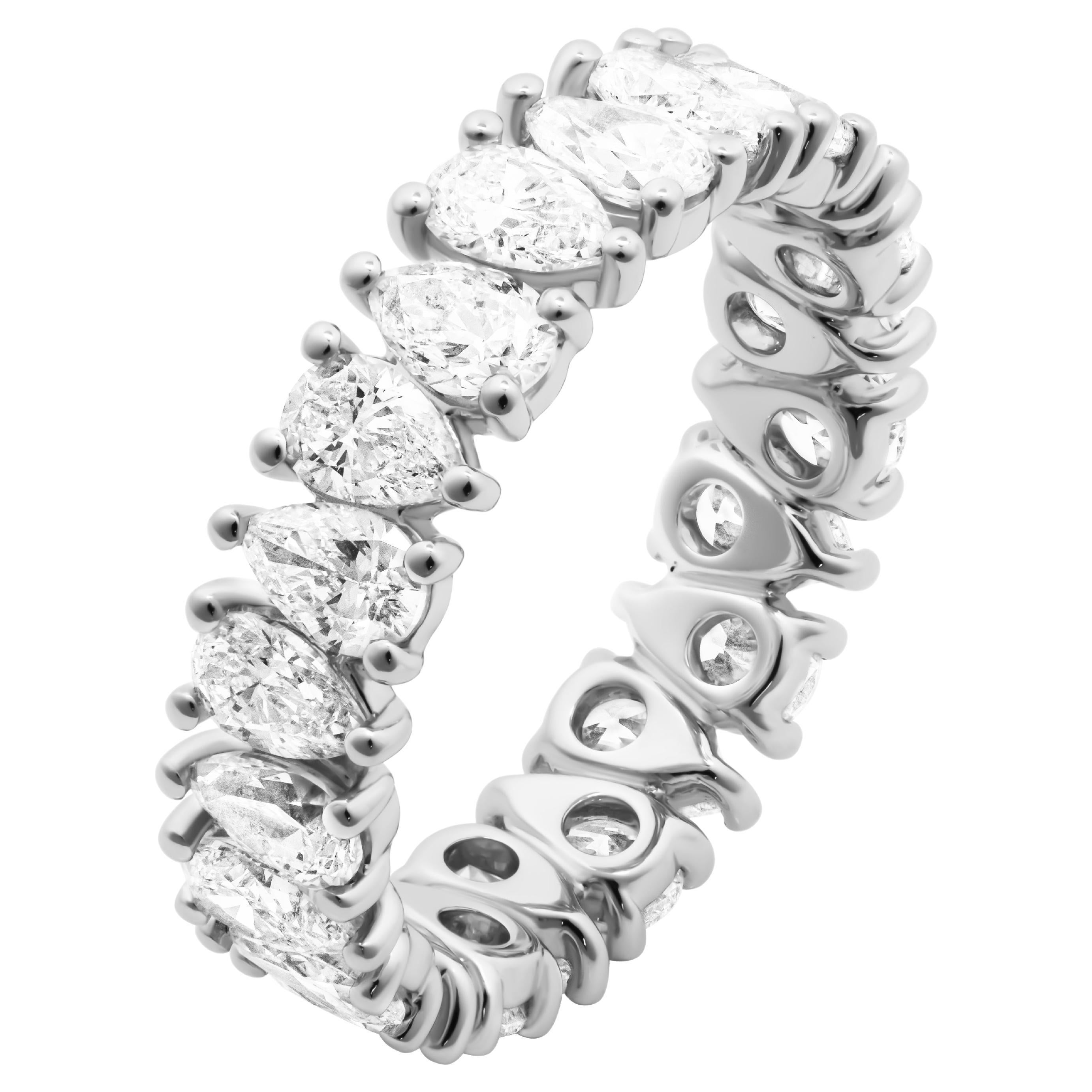 Fascia a eternità con diamanti a forma di pera