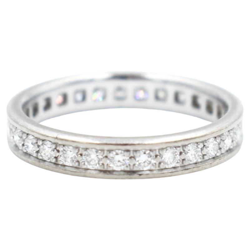 Bague d'éternité de Cartier, en or blanc 18 carats, sertie de diamants taille brillant sur tout le pourtour de l'anneau. Cette bague élégante et intemporelle est signée, numérotée et poinçonnée par Cartier. Elle est également livrée avec sa boîte,