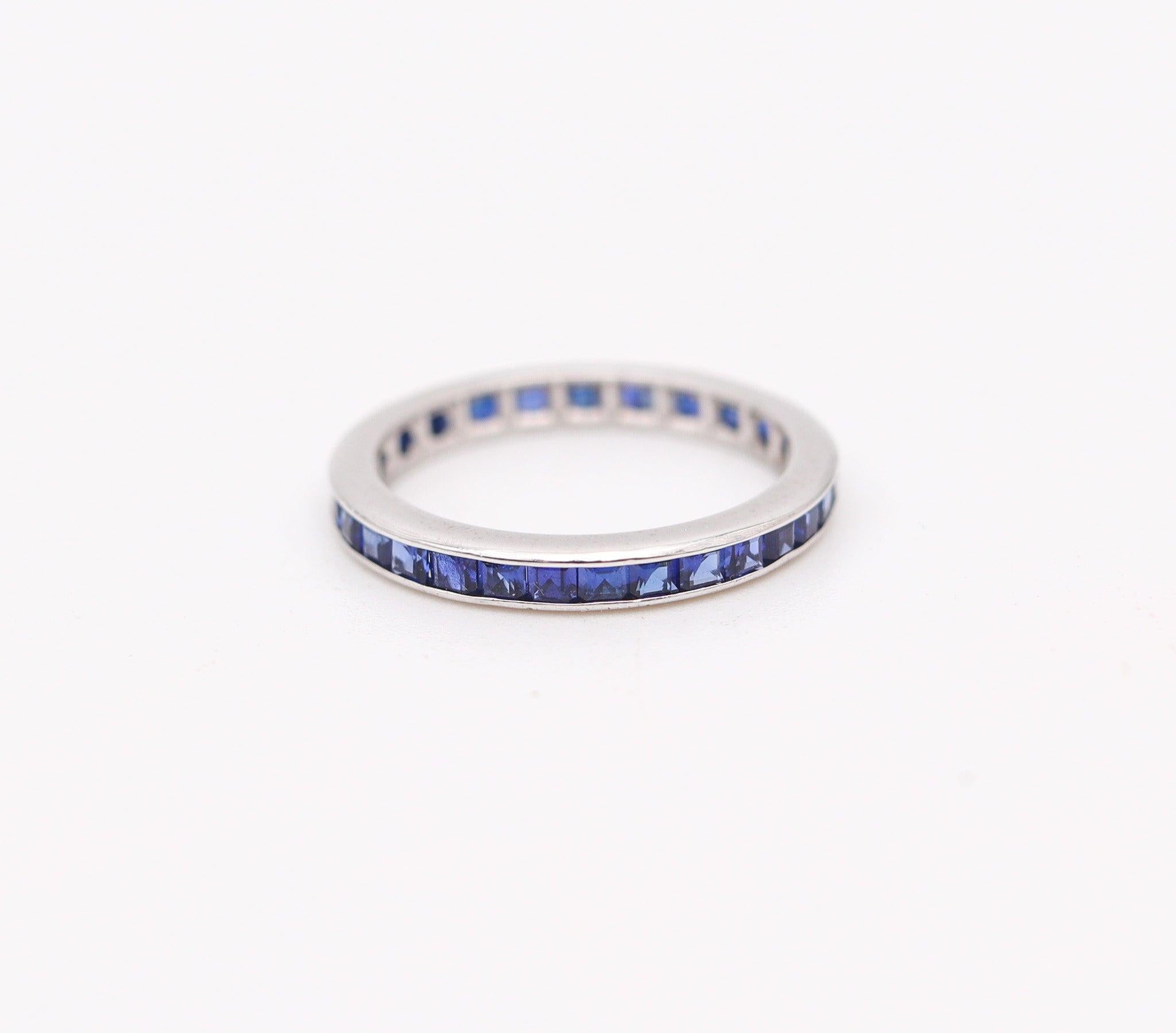 Modernista Anello classico ETERNITY in oro bianco 14Kt con zaffiri blu da 1,24 carati in vendita