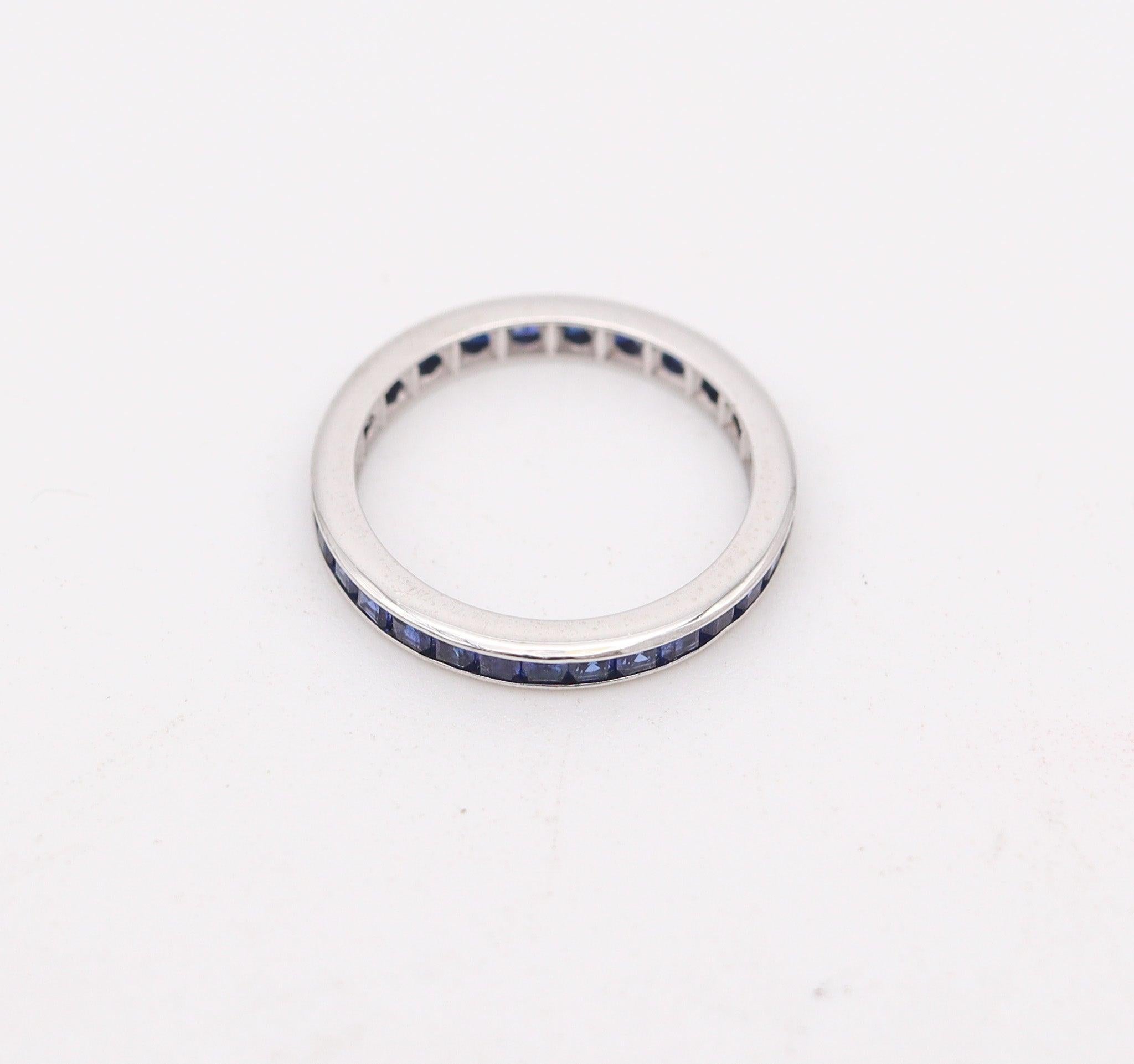 Taglio princess Anello classico ETERNITY in oro bianco 14Kt con zaffiri blu da 1,24 carati in vendita