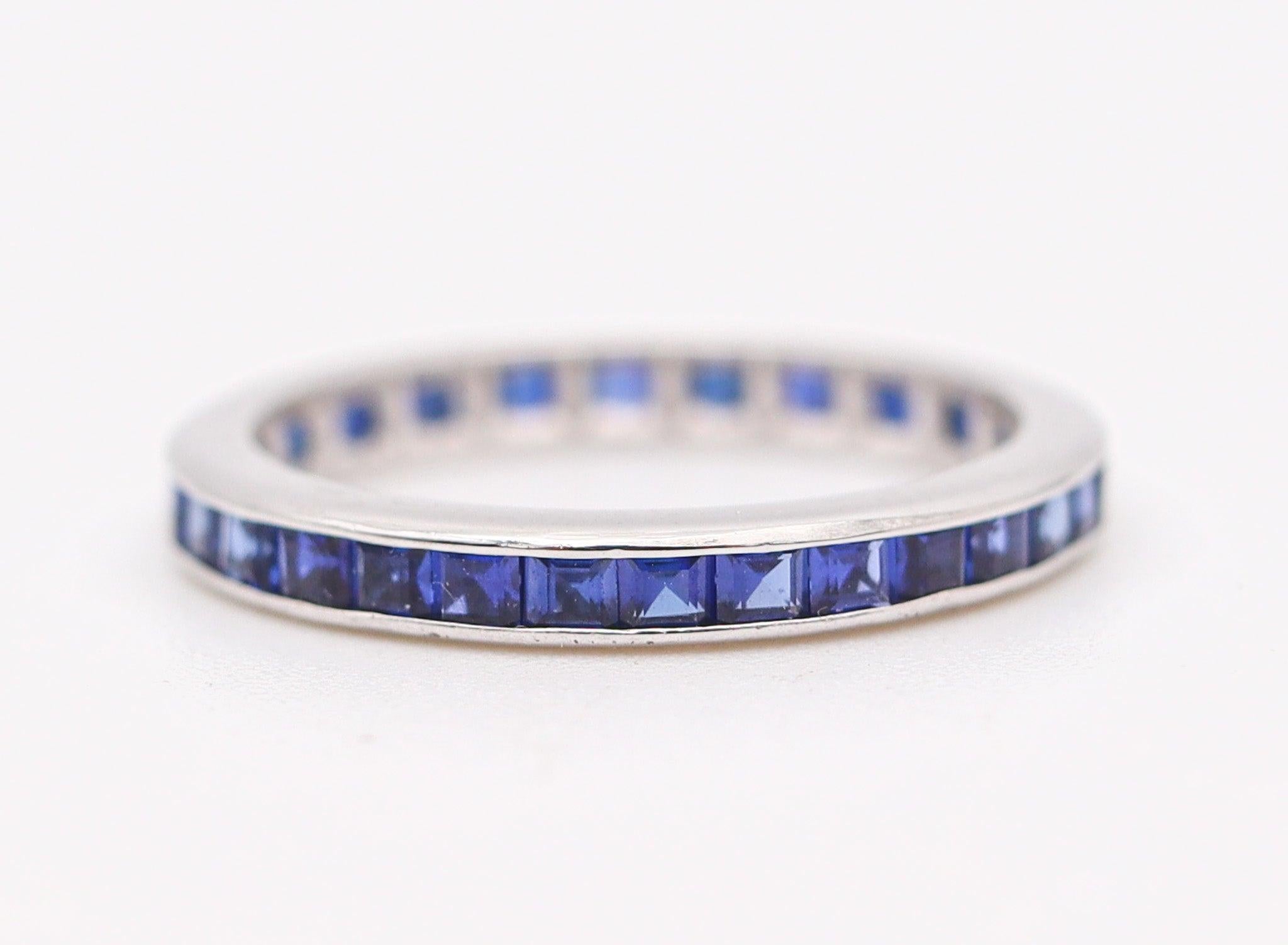 Anello classico ETERNITY in oro bianco 14Kt con zaffiri blu da 1,24 carati In condizioni ottime in vendita a Miami, FL