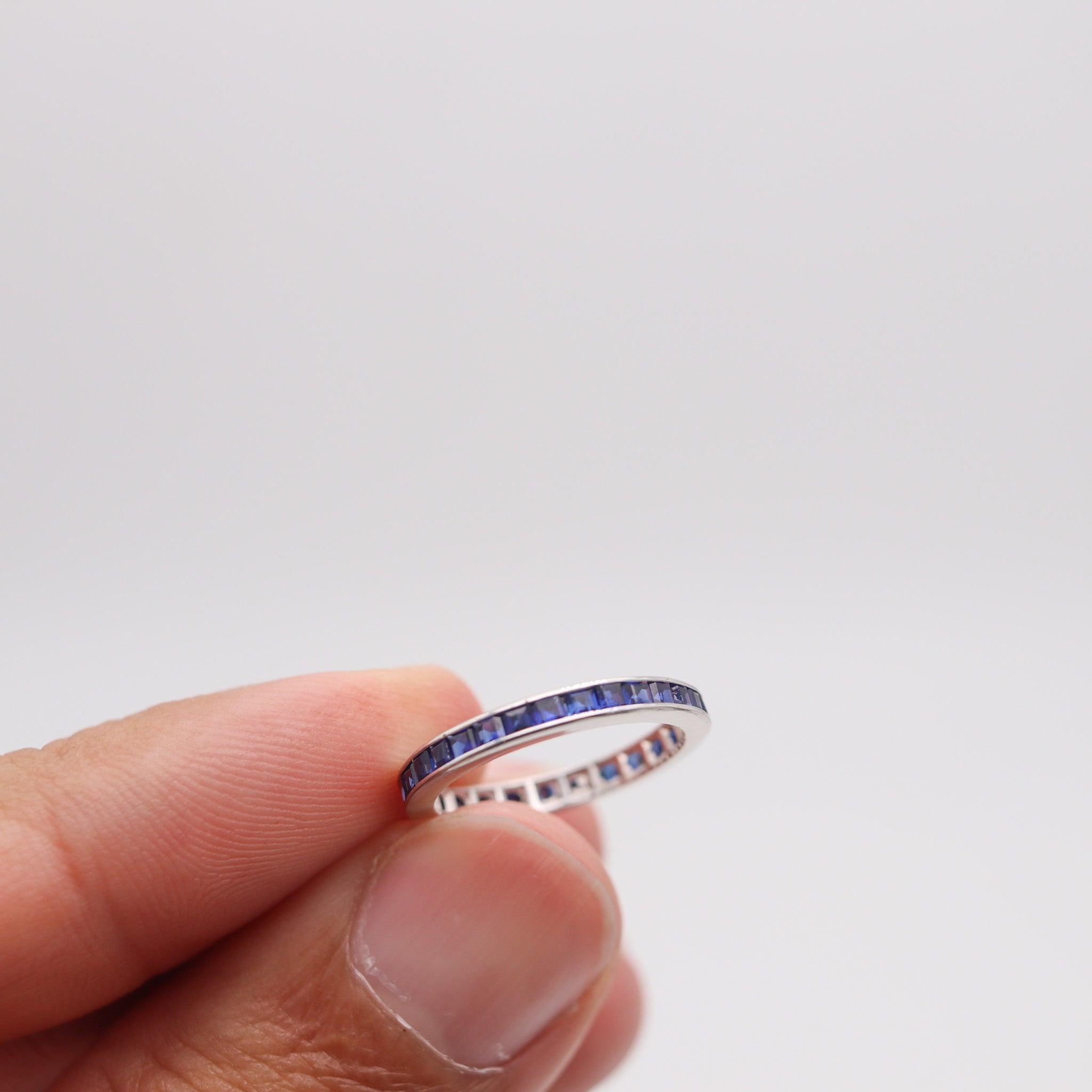 Donna Anello classico ETERNITY in oro bianco 14Kt con zaffiri blu da 1,24 carati in vendita