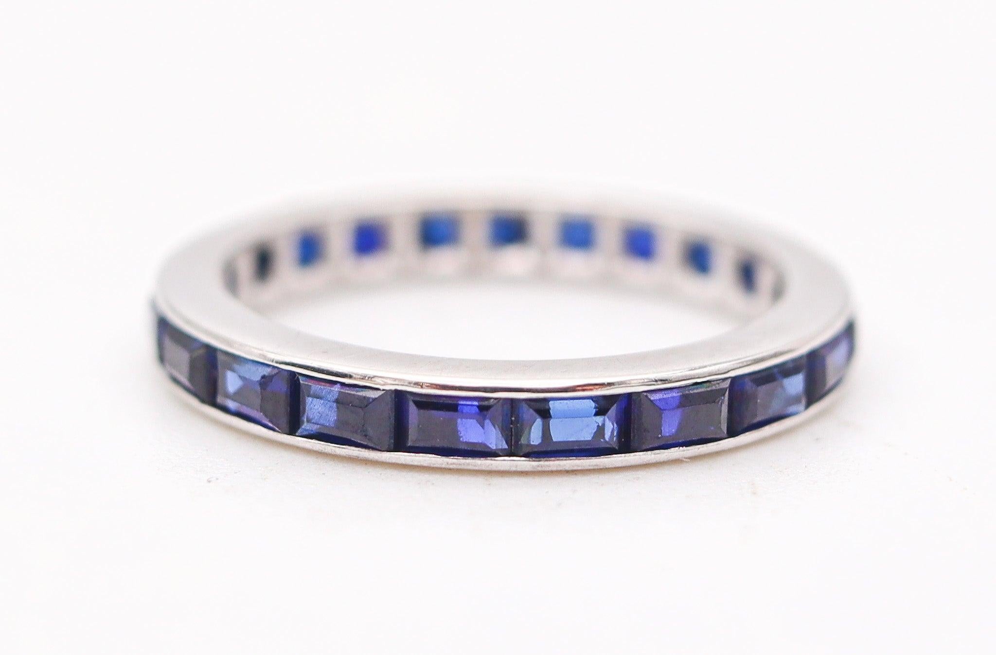 Une bague d'éternité avec des saphirs bleus.

Il s'agit d'un anneau d'éternité classique et moderne, soigneusement réalisé en or blanc massif de 14 carats avec une finition hautement polie. La bague présente un design uni sur les côtés et est ornée