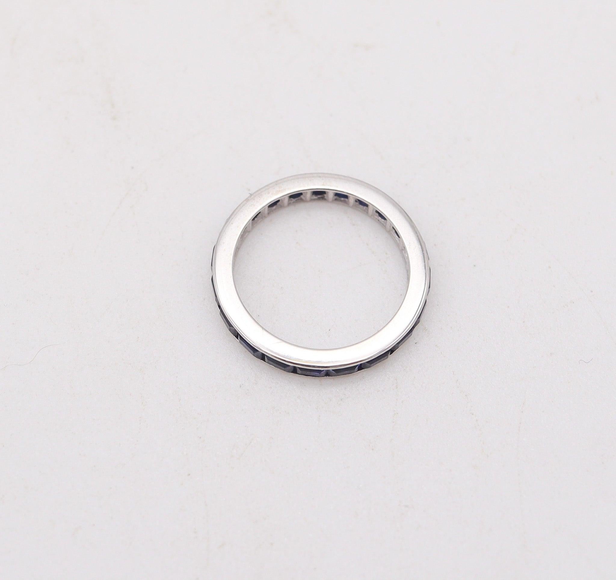Moderniste ETERNITY Classic Ring Band en or blanc 14Kt avec 1.40 carats en saphirs bleus en vente