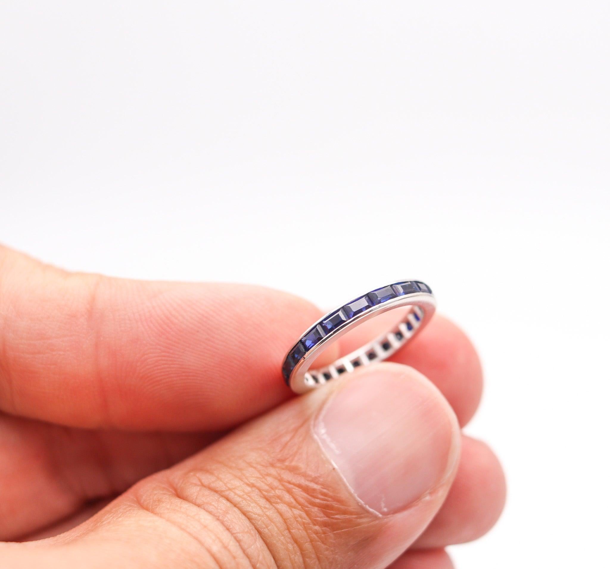Taille baguette ETERNITY Classic Ring Band en or blanc 14Kt avec 1.40 carats en saphirs bleus en vente