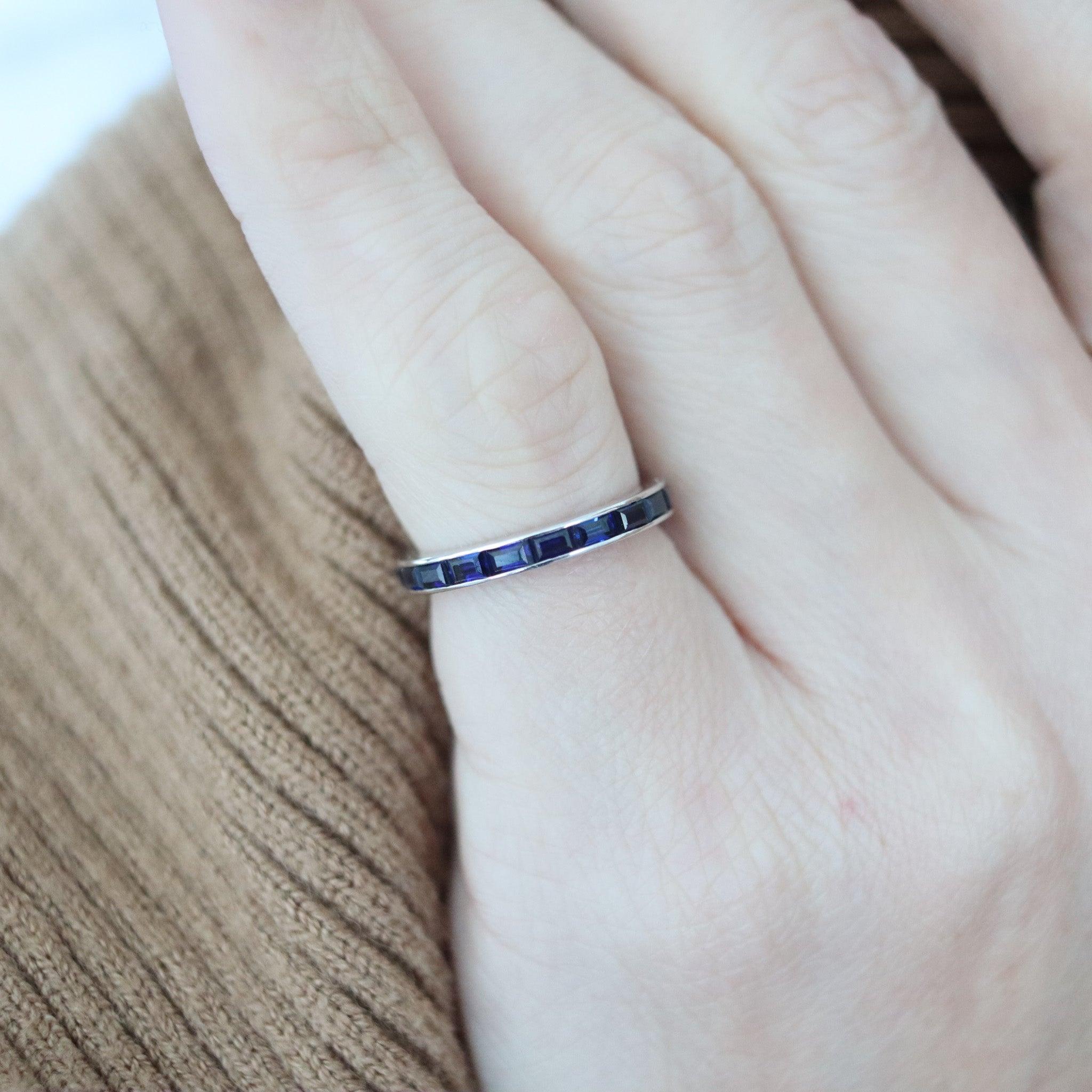 ETERNITY Classic Ring Band en or blanc 14Kt avec 1.40 carats en saphirs bleus Excellent état - En vente à Miami, FL