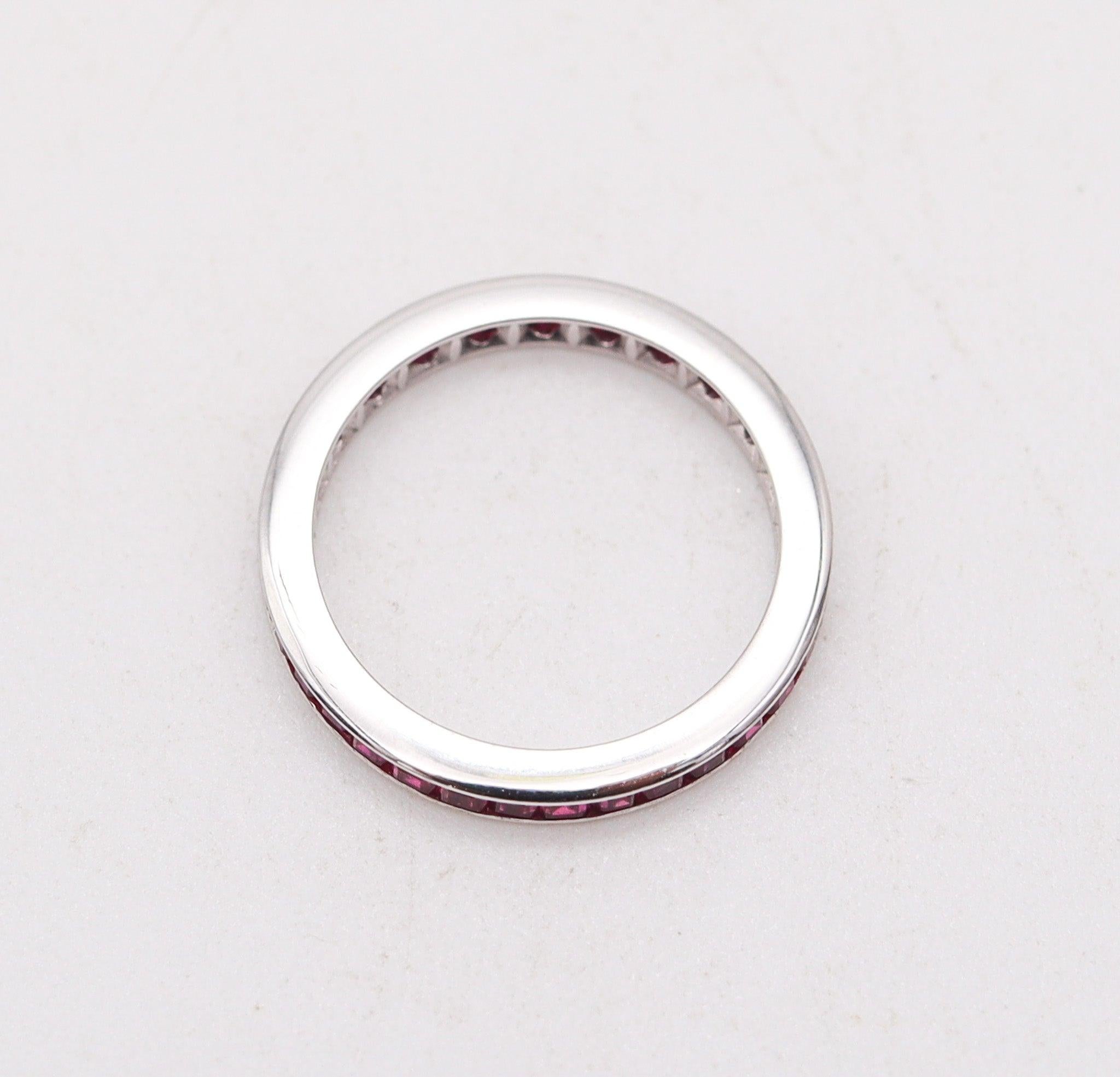 Taglio princess Anello classico ETERNITY in oro bianco 14Kt con 1,40 carati di rubini rossi vivi in vendita