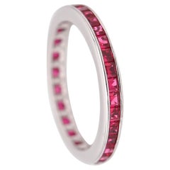 Anello classico ETERNITY in oro bianco 14Kt con 1,40 carati di rubini rossi vivi