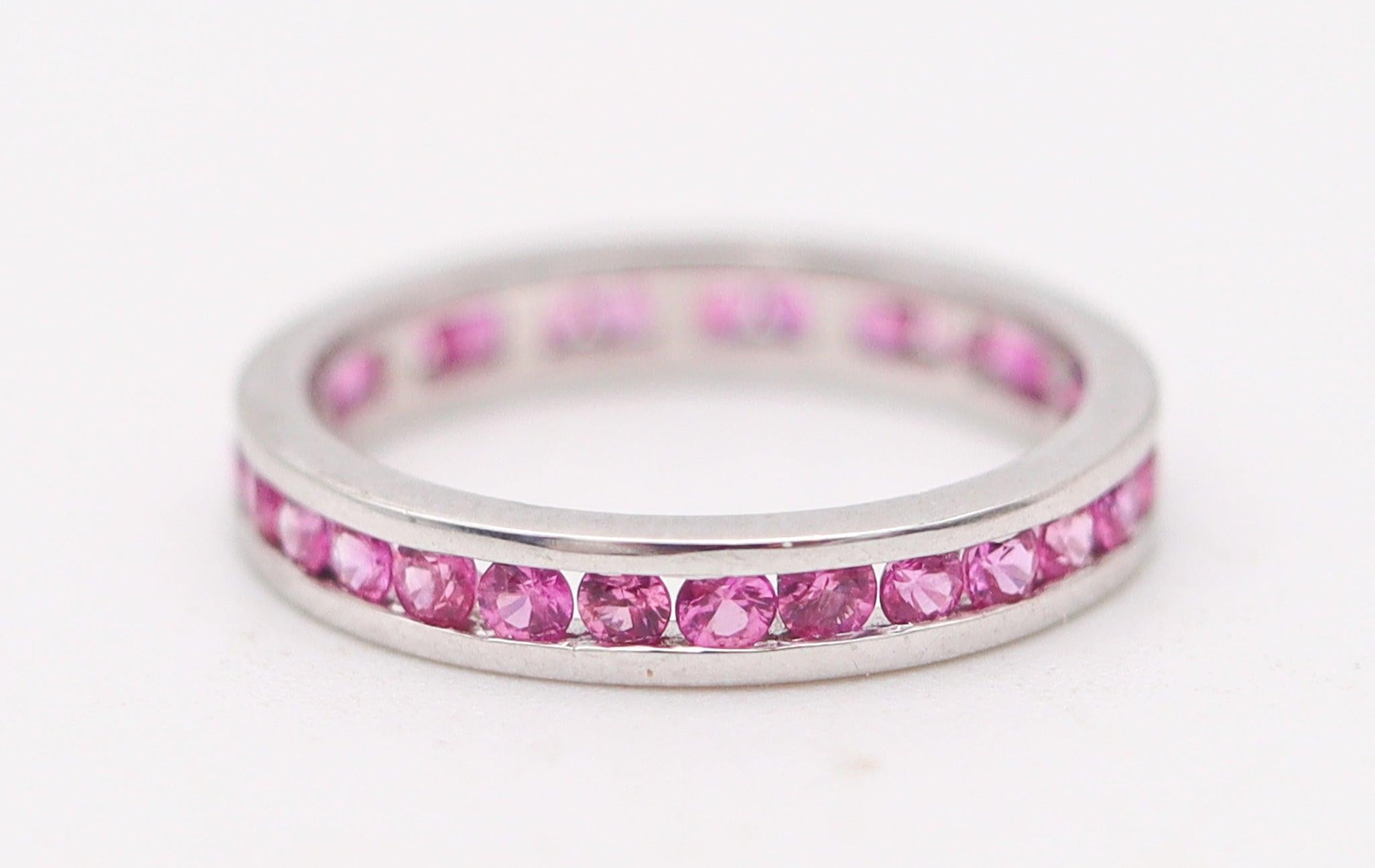 Modernista Anello classico ETERNITY in oro bianco 18Kt con 1,30 carati di zaffiri rosa in vendita