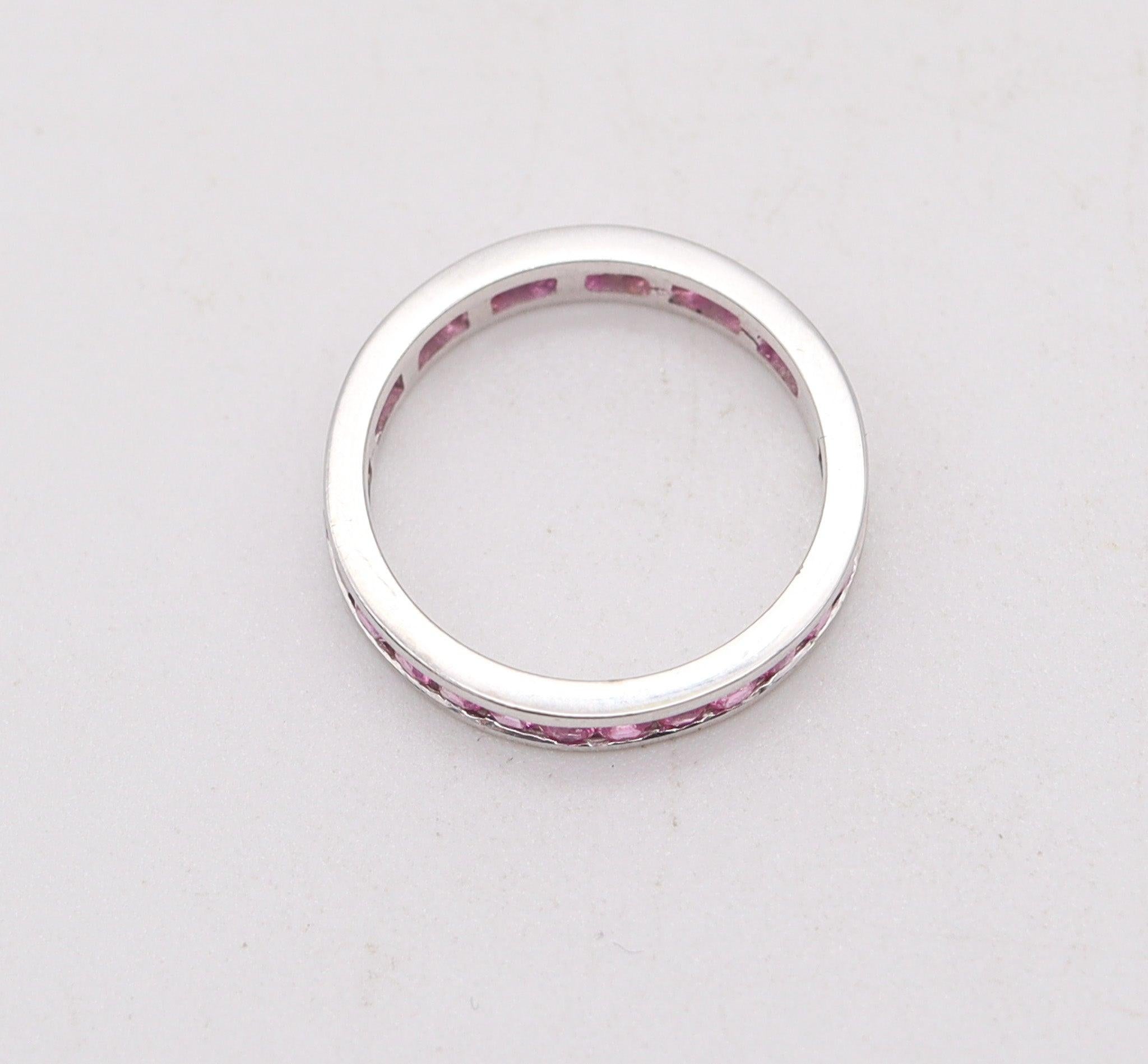 Taglio rotondo Anello classico ETERNITY in oro bianco 18Kt con 1,30 carati di zaffiri rosa in vendita
