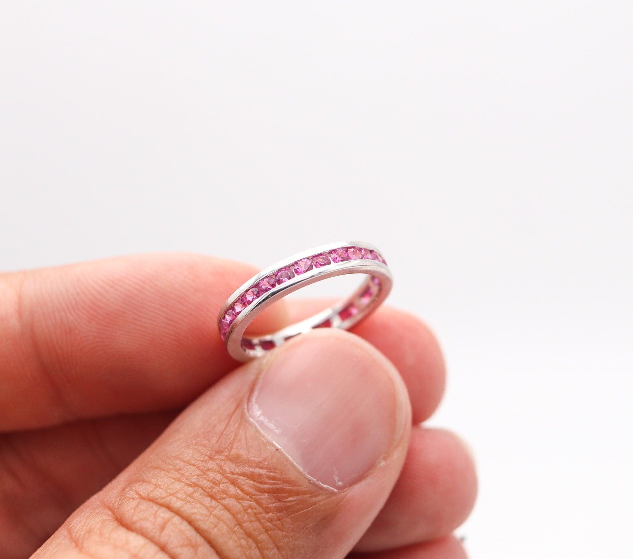 Anello classico ETERNITY in oro bianco 18Kt con 1,30 carati di zaffiri rosa In condizioni ottime in vendita a Miami, FL