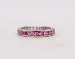 Anneau d'éternité classique en or blanc 18 carats avec saphirs roses de 2,70 carats